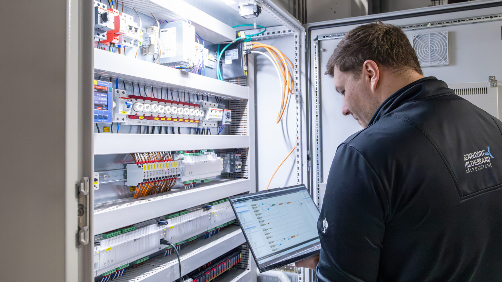 MSR-Lösung zur Steuerung und Überwachung der Kälteanlage inkl. Schaltschrankbau, Programmierung, Visualisierung und Inbetriebnahme im Zollernhof.