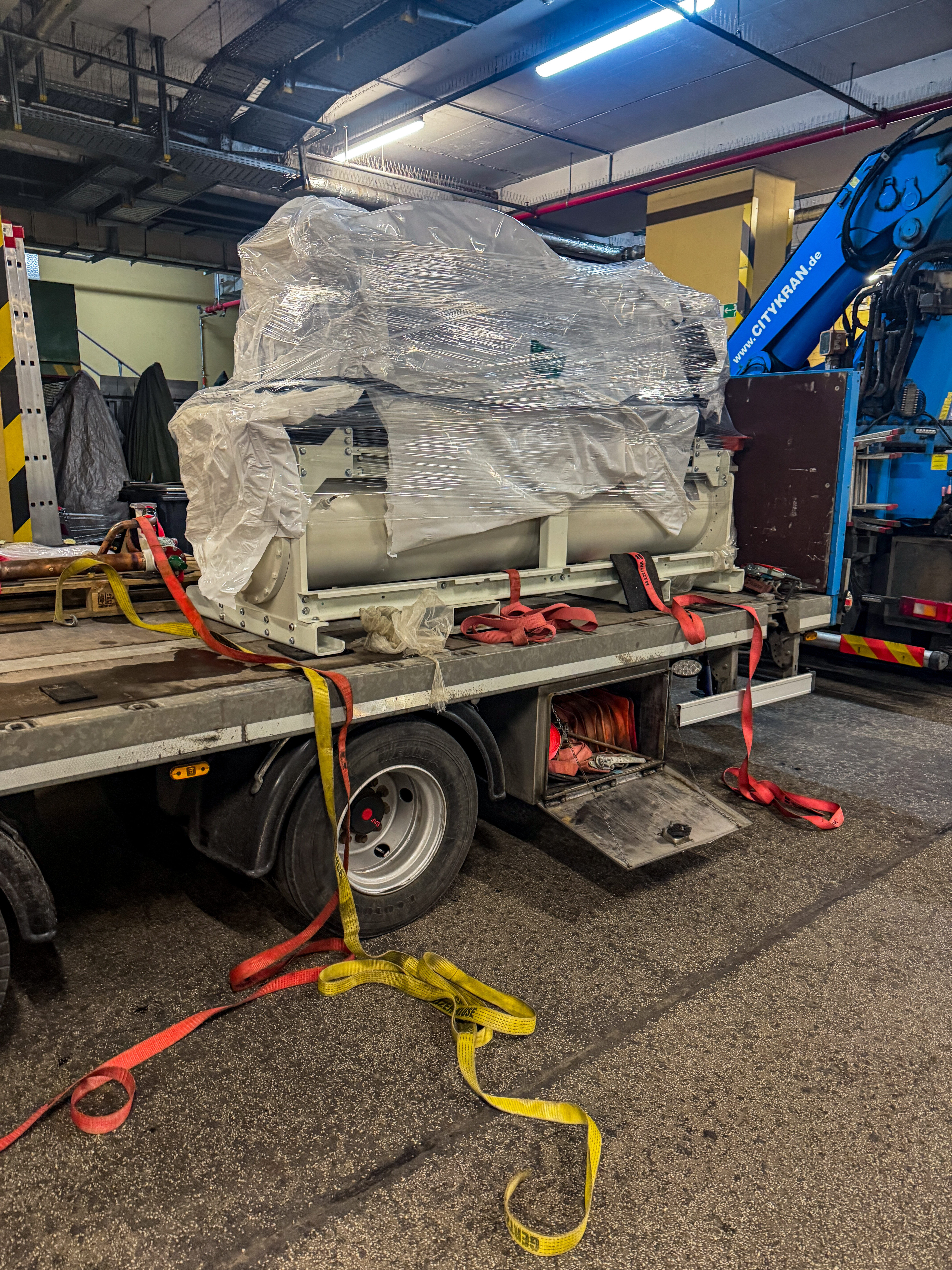 Benndorf und Hildebrand hat das Einkaufszentrum „das Schloss“ mit neuen TRANE Turbocor® GVWF 140 XSE und GVWF 280 XSE Kältemaschinen ausgestattet. Sie wurden nachts zerlegt durch das Center transportiert.