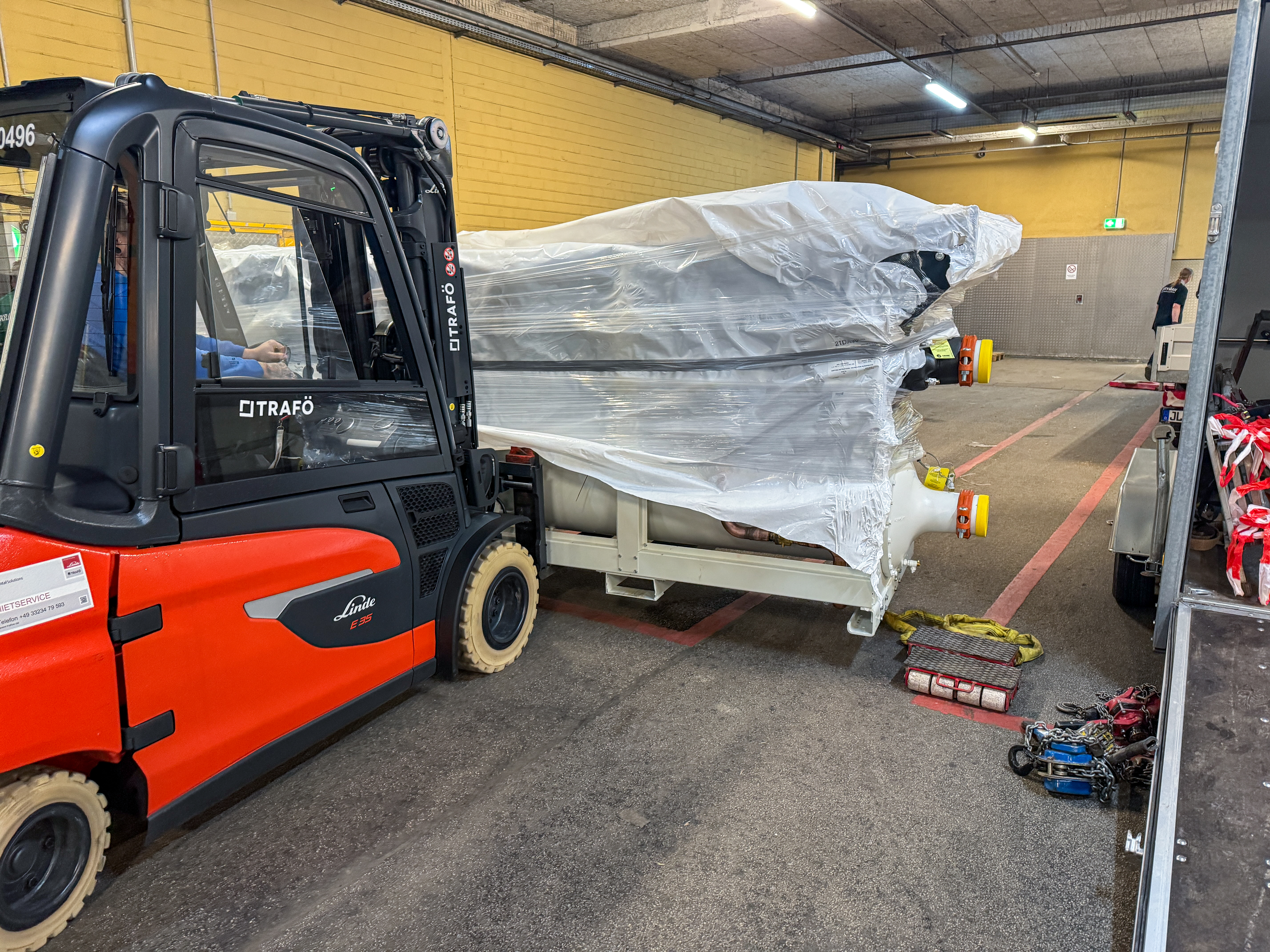 Benndorf und Hildebrand hat das Einkaufszentrum „das Schloss“ mit neuen TRANE Turbocor® GVWF 140 XSE und GVWF 280 XSE Kältemaschinen ausgestattet. Sie wurden nachts zerlegt durch das Center transportiert.