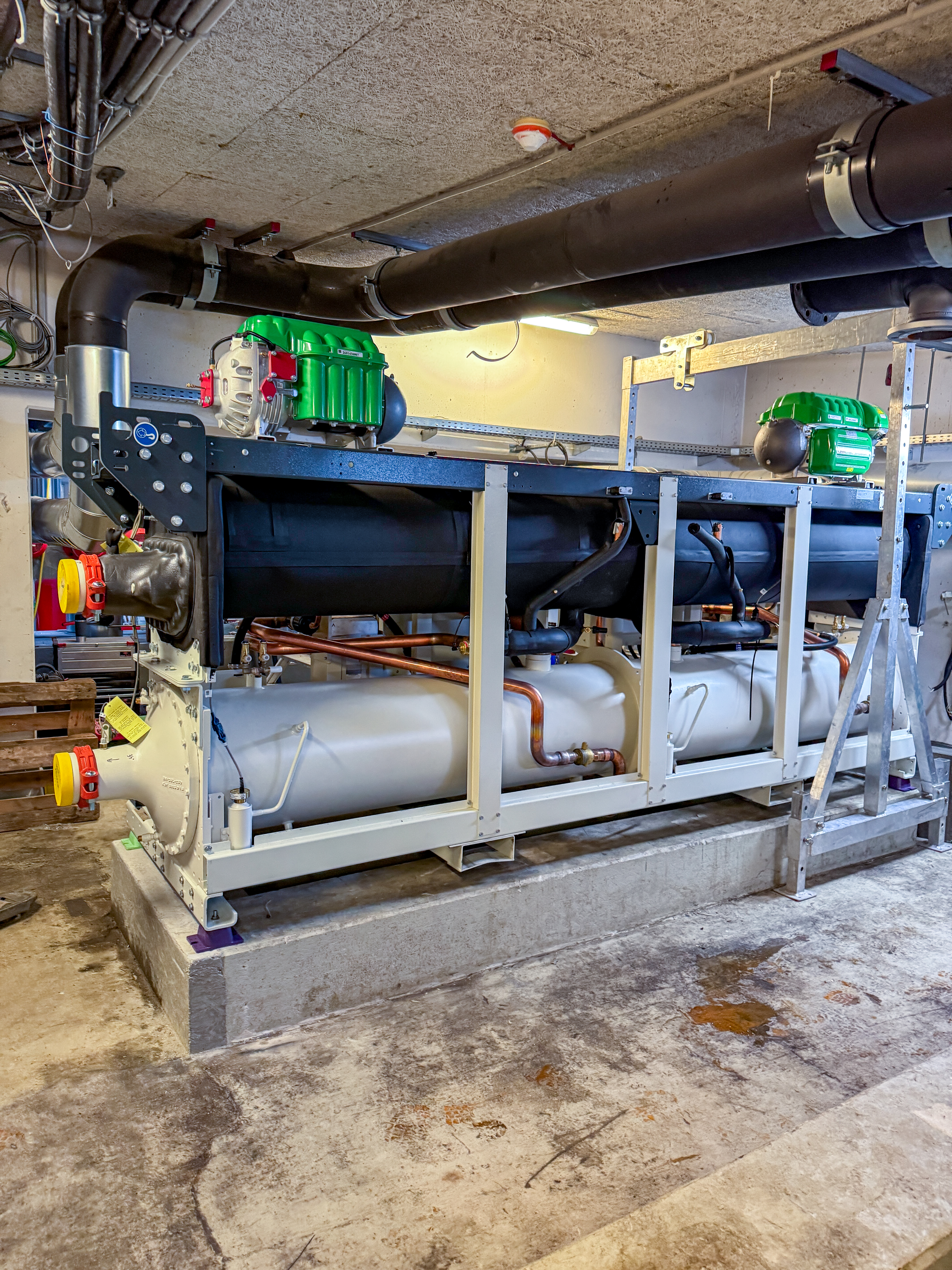 Benndorf und Hildebrand hat das Einkaufszentrum „das Schloss“ mit neuen TRANE Turbocor® GVWF 140 XSE und GVWF 280 XSE Kältemaschinen ausgestattet. Sie wurden nachts zerlegt durch das Center transportiert.