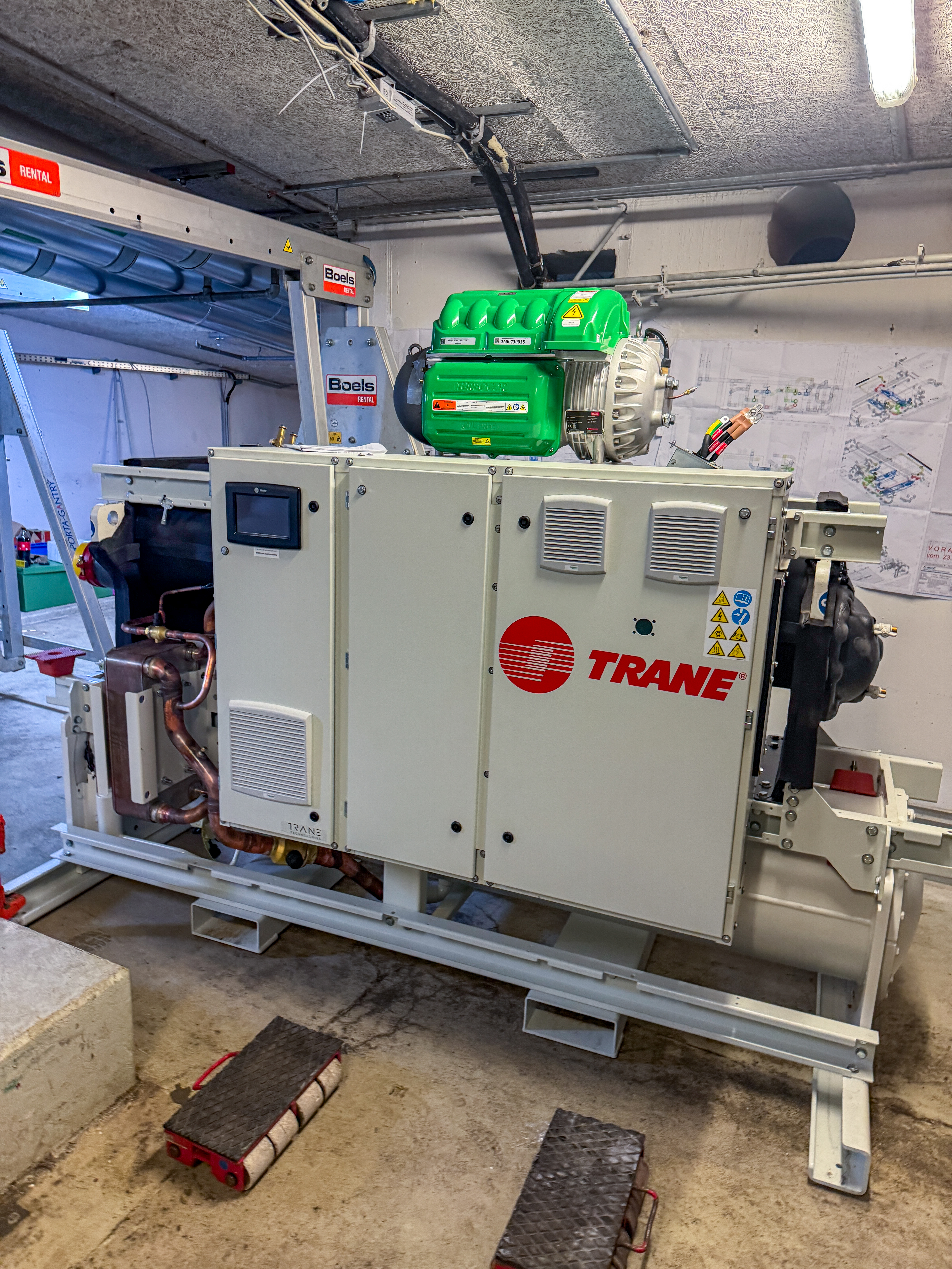 Benndorf und Hildebrand hat das Einkaufszentrum „das Schloss“ mit neuen TRANE Turbocor® GVWF 140 XSE und GVWF 280 XSE Kältemaschinen ausgestattet. Sie wurden nachts zerlegt durch das Center transportiert.
