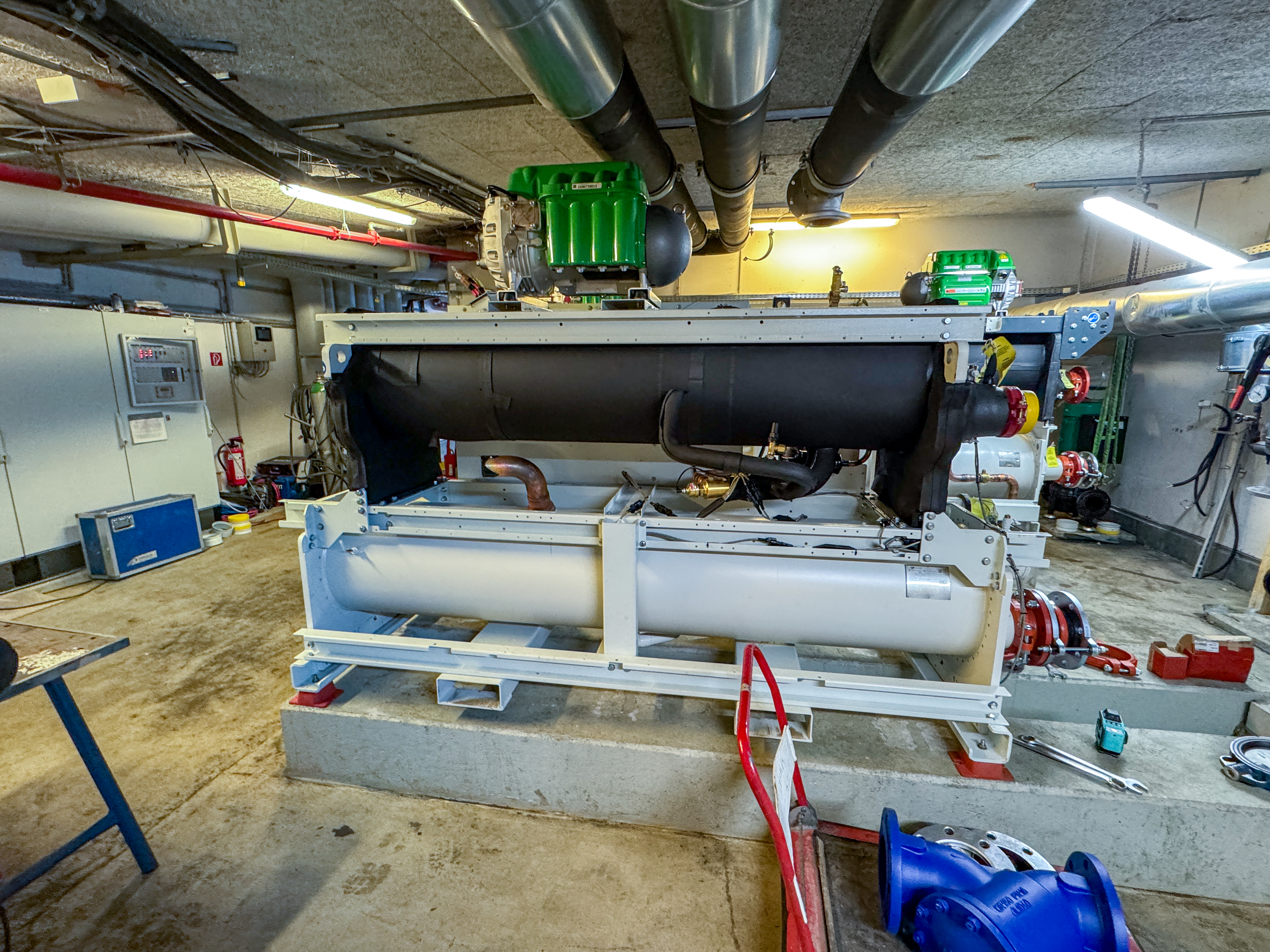 Benndorf und Hildebrand hat das Einkaufszentrum „das Schloss“ mit neuen TRANE Turbocor® GVWF 140 XSE und GVWF 280 XSE Kältemaschinen ausgestattet. Sie wurden nachts zerlegt durch das Center transportiert.
