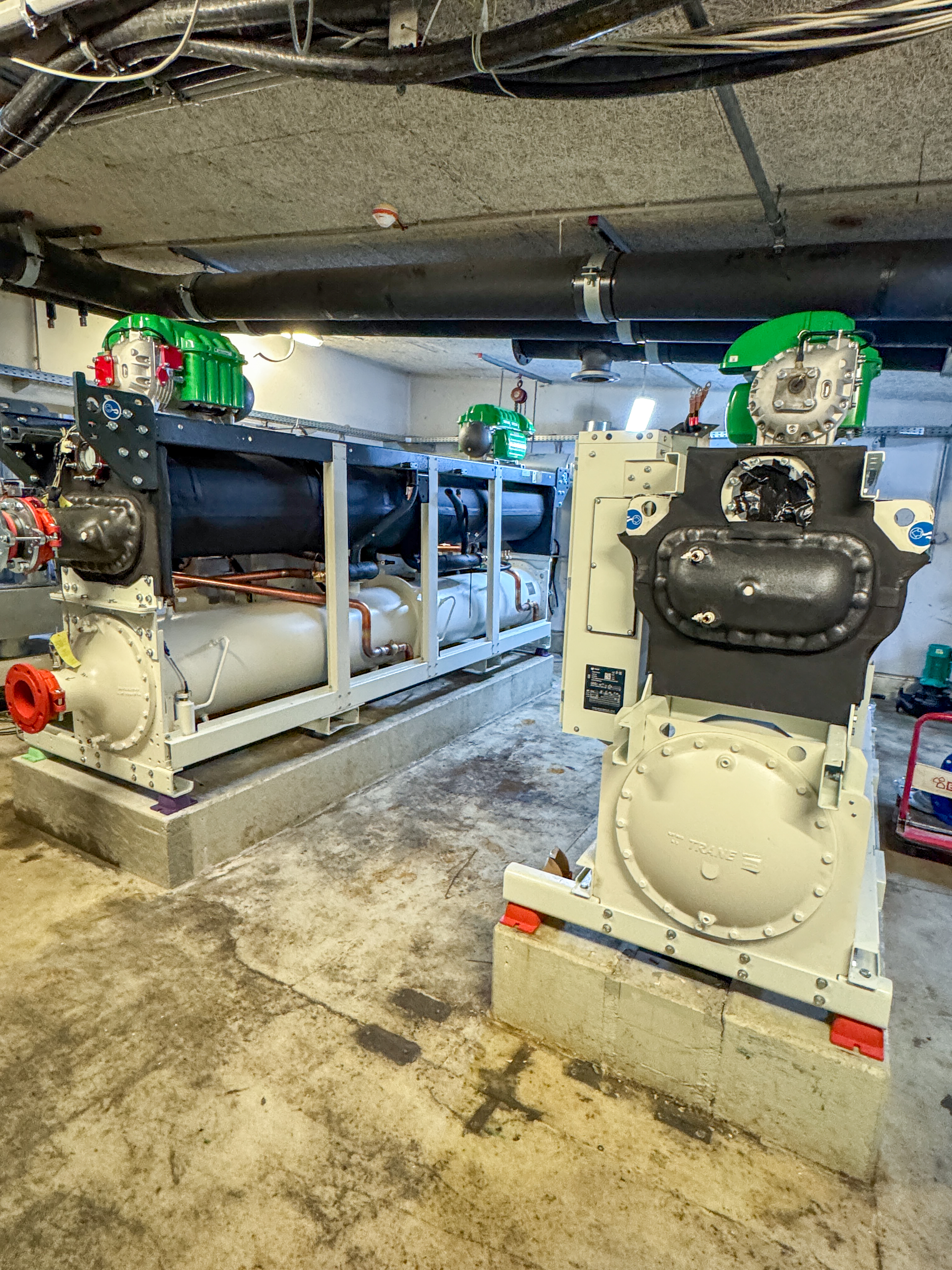 Benndorf und Hildebrand hat das Einkaufszentrum „das Schloss“ mit neuen TRANE Turbocor® GVWF 140 XSE und GVWF 280 XSE Kältemaschinen ausgestattet. Sie wurden nachts zerlegt durch das Center transportiert.