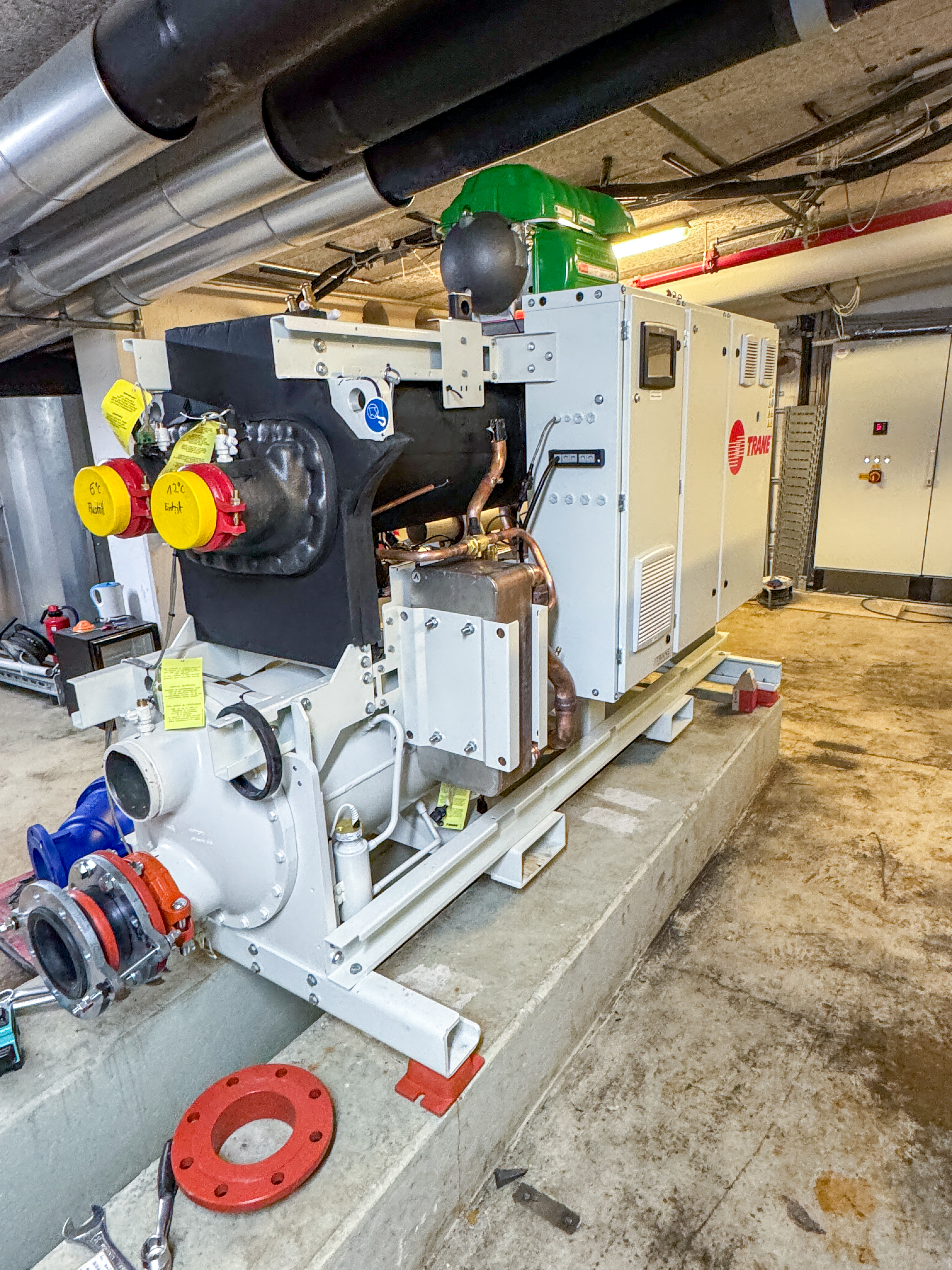 Benndorf und Hildebrand hat das Einkaufszentrum „das Schloss“ mit neuen TRANE Turbocor® GVWF 140 XSE und GVWF 280 XSE Kältemaschinen ausgestattet. Sie wurden nachts zerlegt durch das Center transportiert.