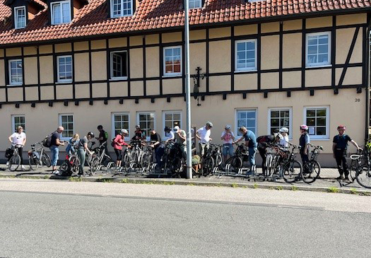 Benndorf und Hildebrand fördert die Gesundheit und Fitness seiner Mitarbeitenden durch gemeinsame Fahrradtouren, Stadtradeln und ein Fahrradleasing-Programm.