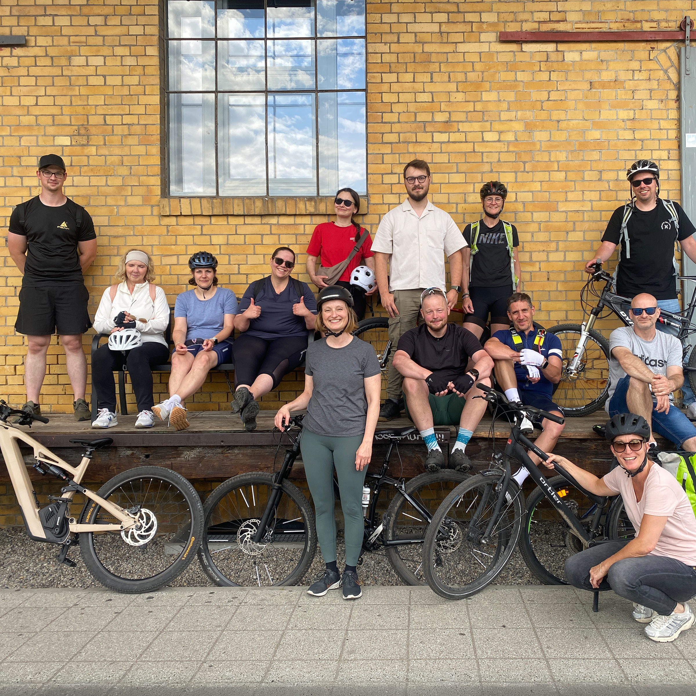 Benndorf und Hildebrand fördert die Gesundheit und Fitness seiner Mitarbeitenden durch gemeinsame Fahrradtouren, Stadtradeln und ein Fahrradleasing-Programm.