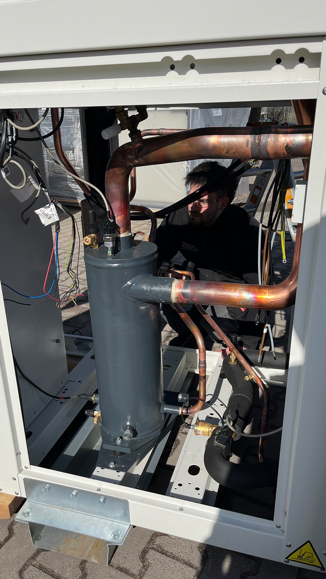 Im Wohn- und Geschäftshaus Ziegelstraße hat Benndorf und Hildebrand die Kältetechnik erneuert. Wegen beengter Platzverhältnisse musste die Trane RTSF Kältemaschine zerlegt eingebracht werden.