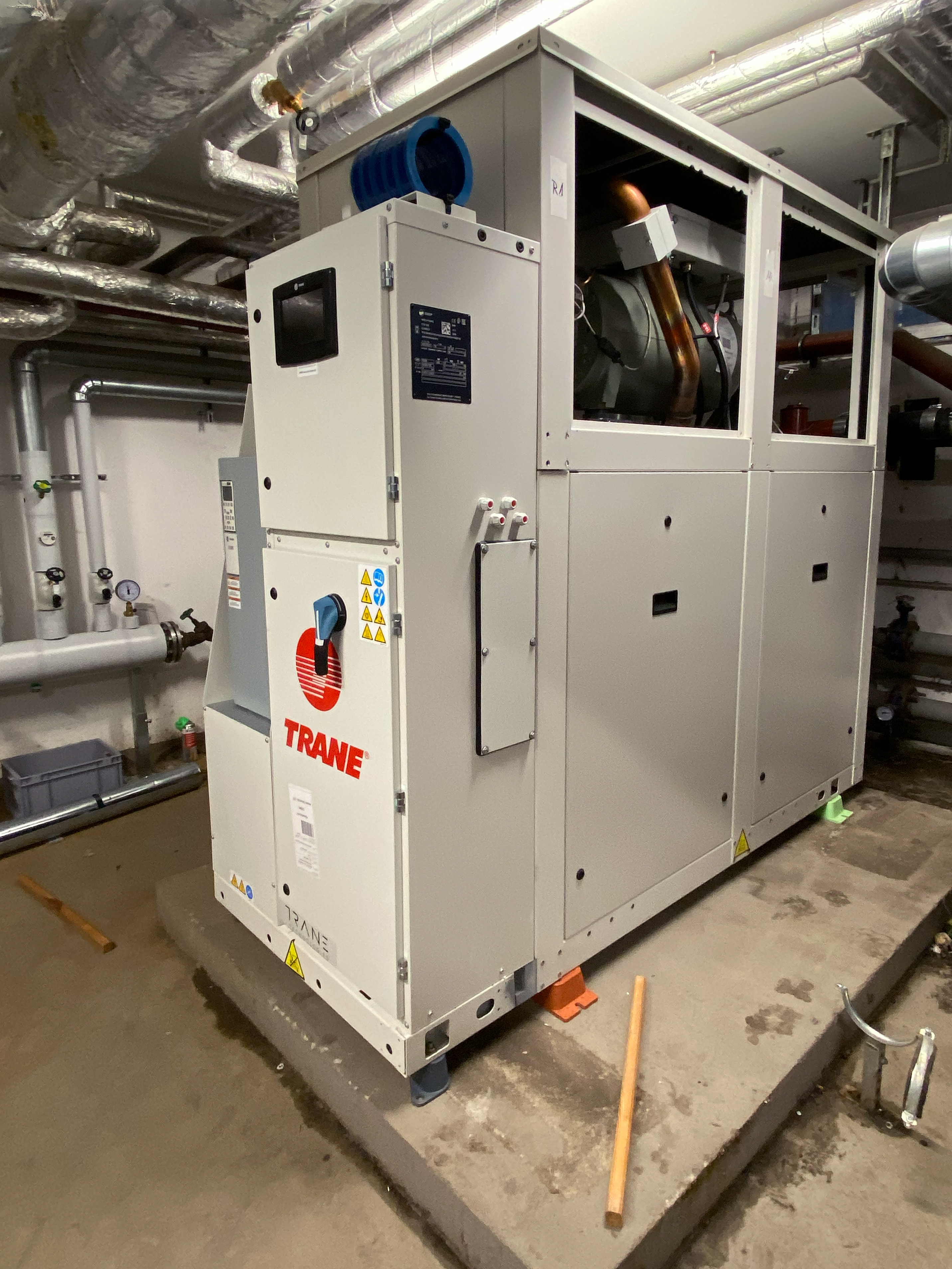 Im Wohn- und Geschäftshaus Ziegelstraße hat Benndorf und Hildebrand die Kältetechnik erneuert. Wegen beengter Platzverhältnisse musste die Trane RTSF Kältemaschine zerlegt eingebracht werden.