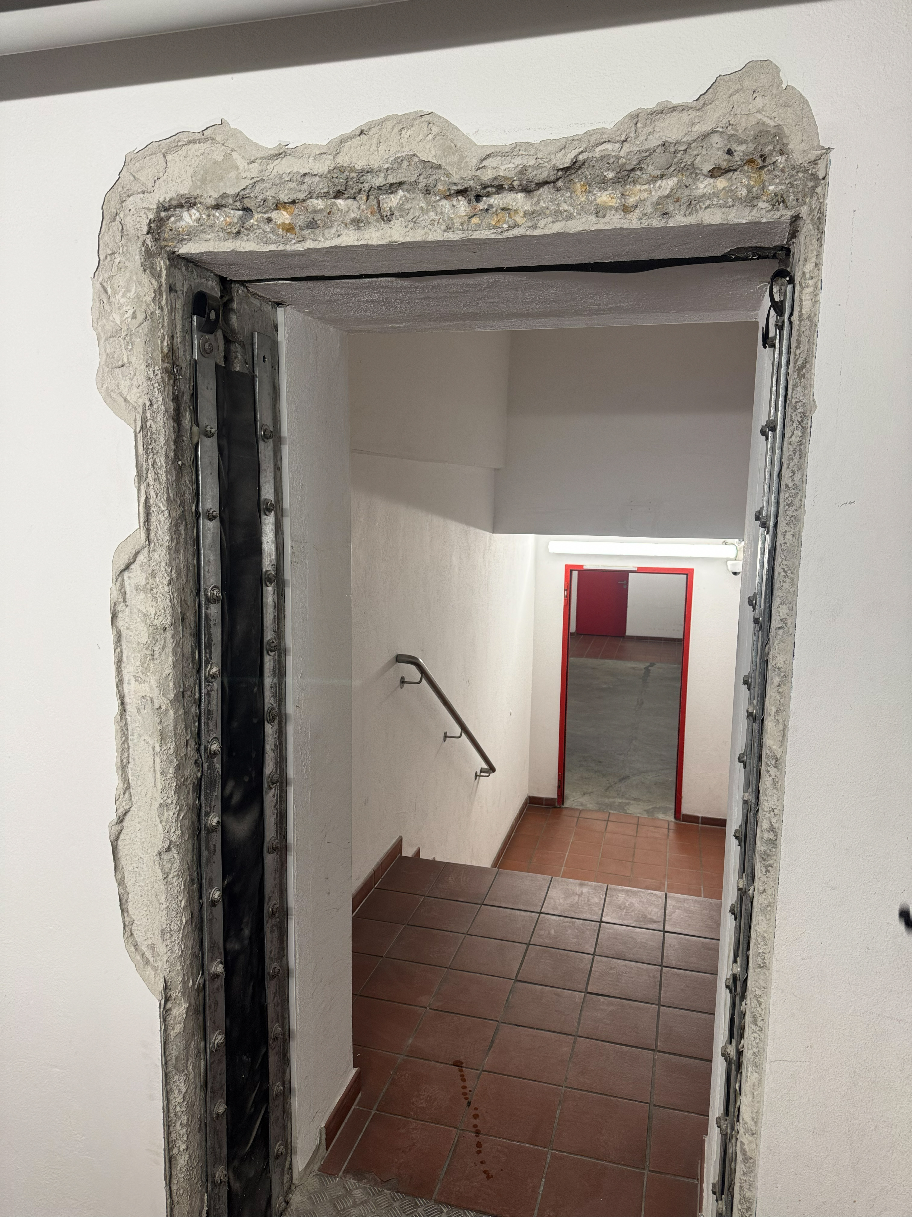 Im Wohn- und Geschäftshaus Ziegelstraße hat Benndorf und Hildebrand die Kältetechnik erneuert. Wegen beengter Platzverhältnisse musste die Trane RTSF Kältemaschine zerlegt eingebracht werden.