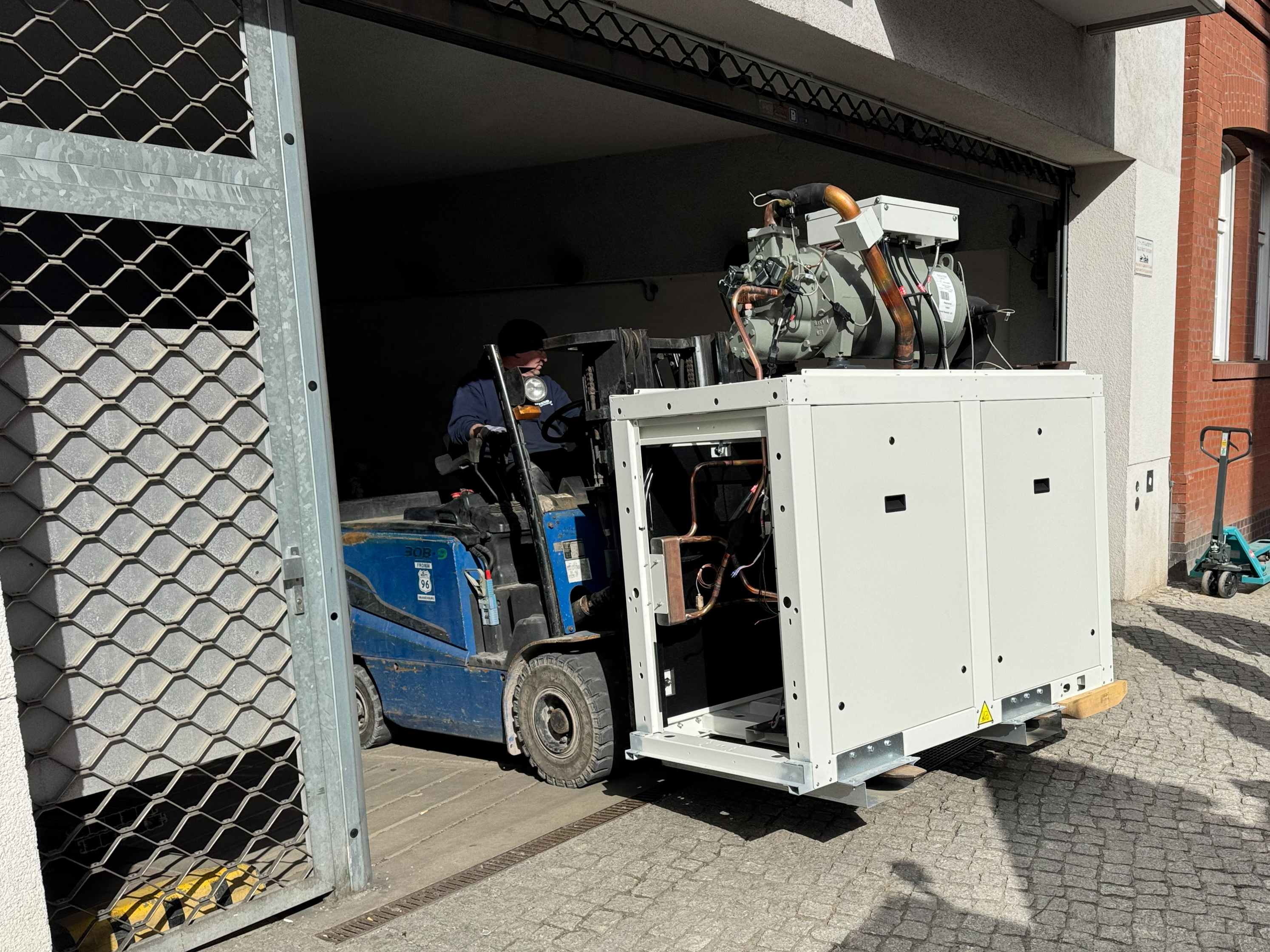 Im Wohn- und Geschäftshaus Ziegelstraße hat Benndorf und Hildebrand die Kältetechnik erneuert. Wegen beengter Platzverhältnisse musste die Trane RTSF Kältemaschine zerlegt eingebracht werden.