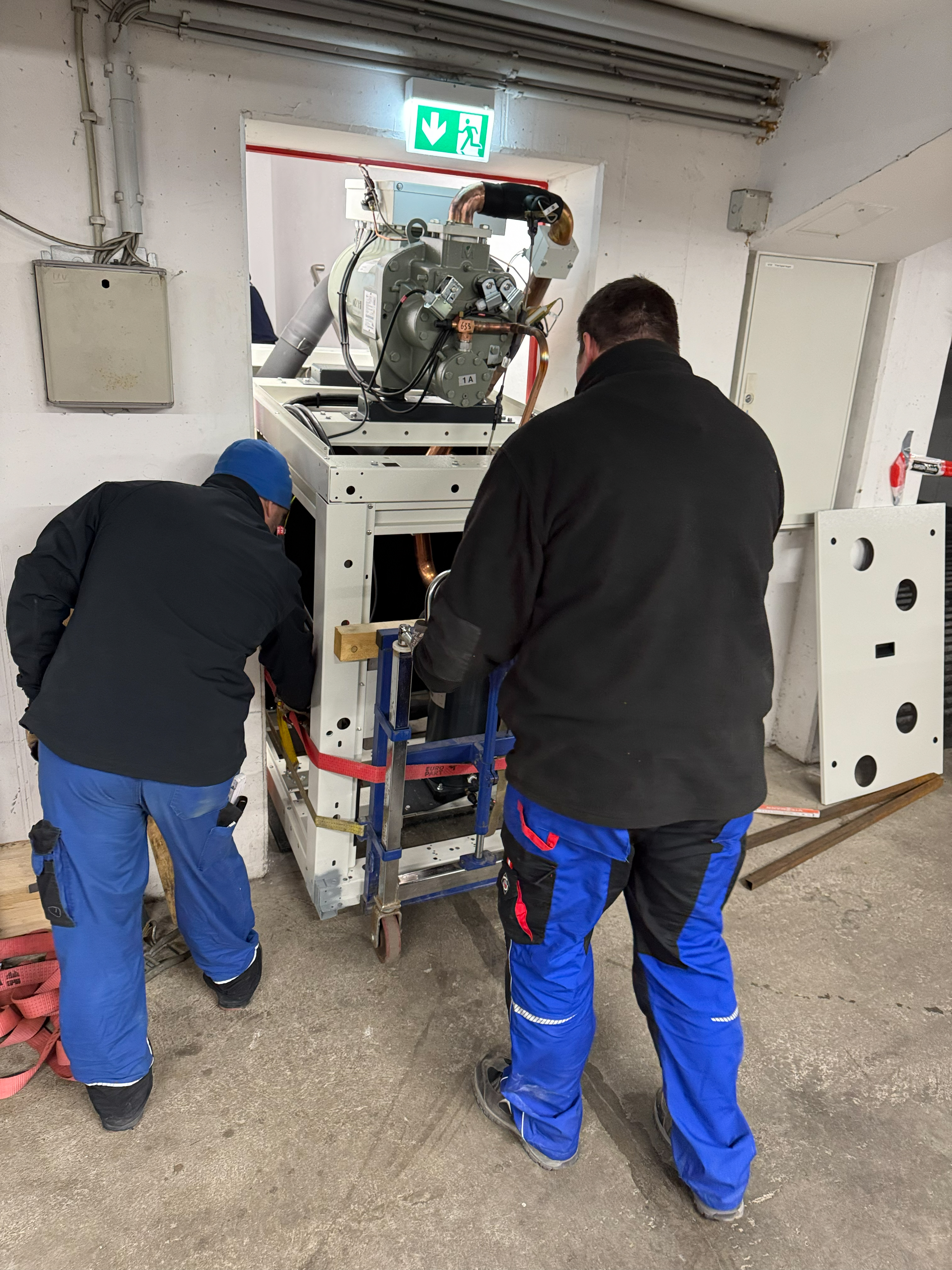 Im Wohn- und Geschäftshaus Ziegelstraße hat Benndorf und Hildebrand die Kältetechnik erneuert. Wegen beengter Platzverhältnisse musste die Trane RTSF Kältemaschine zerlegt eingebracht werden.