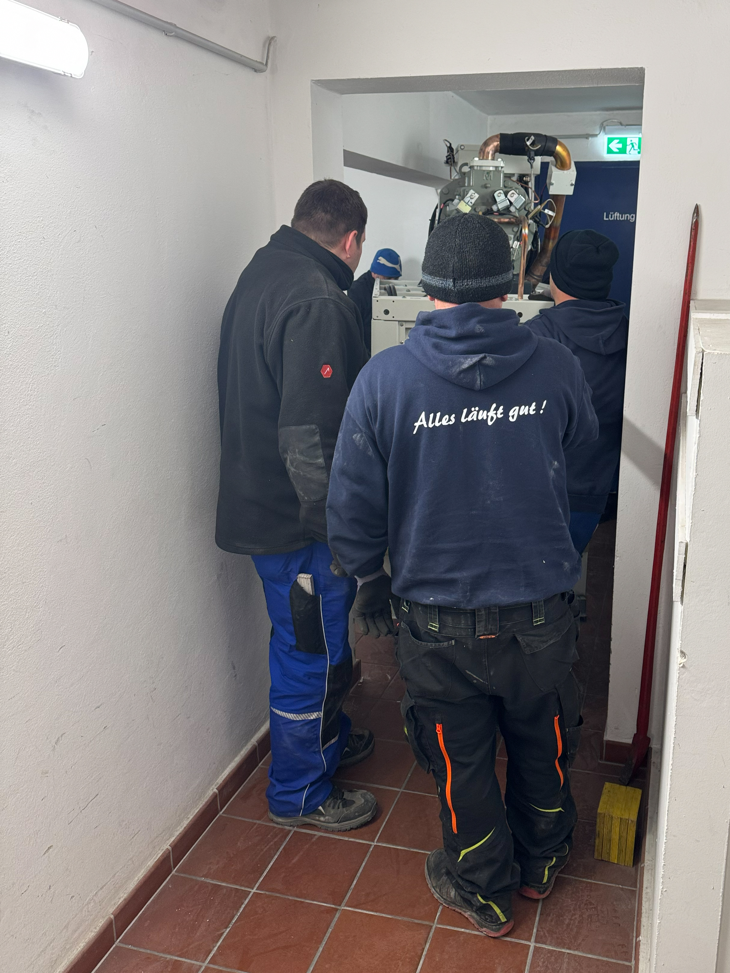 Im Wohn- und Geschäftshaus Ziegelstraße hat Benndorf und Hildebrand die Kältetechnik erneuert. Wegen beengter Platzverhältnisse musste die Trane RTSF Kältemaschine zerlegt eingebracht werden.