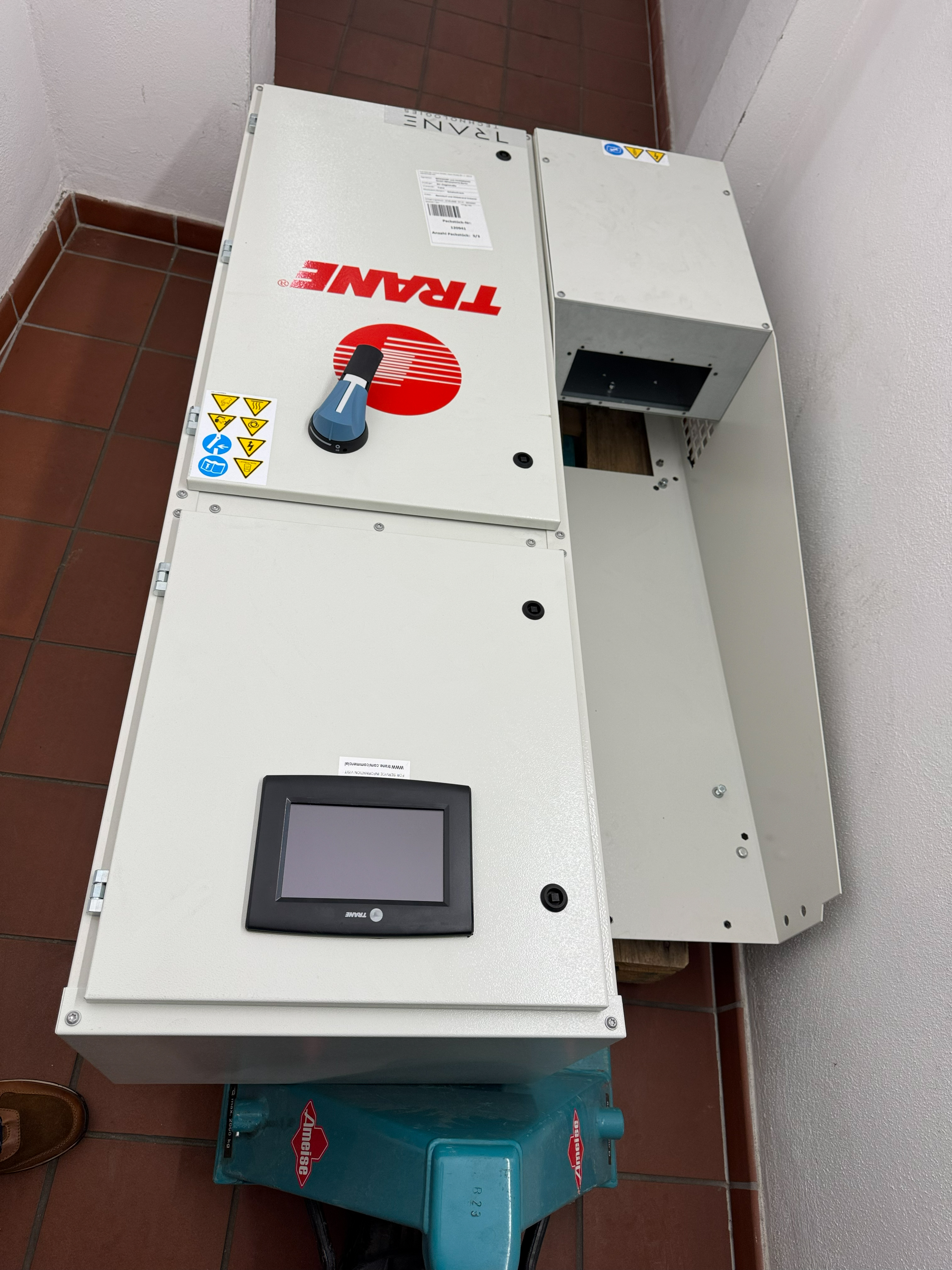 Im Wohn- und Geschäftshaus Ziegelstraße hat Benndorf und Hildebrand die Kältetechnik erneuert. Wegen beengter Platzverhältnisse musste die Trane RTSF Kältemaschine zerlegt eingebracht werden.
