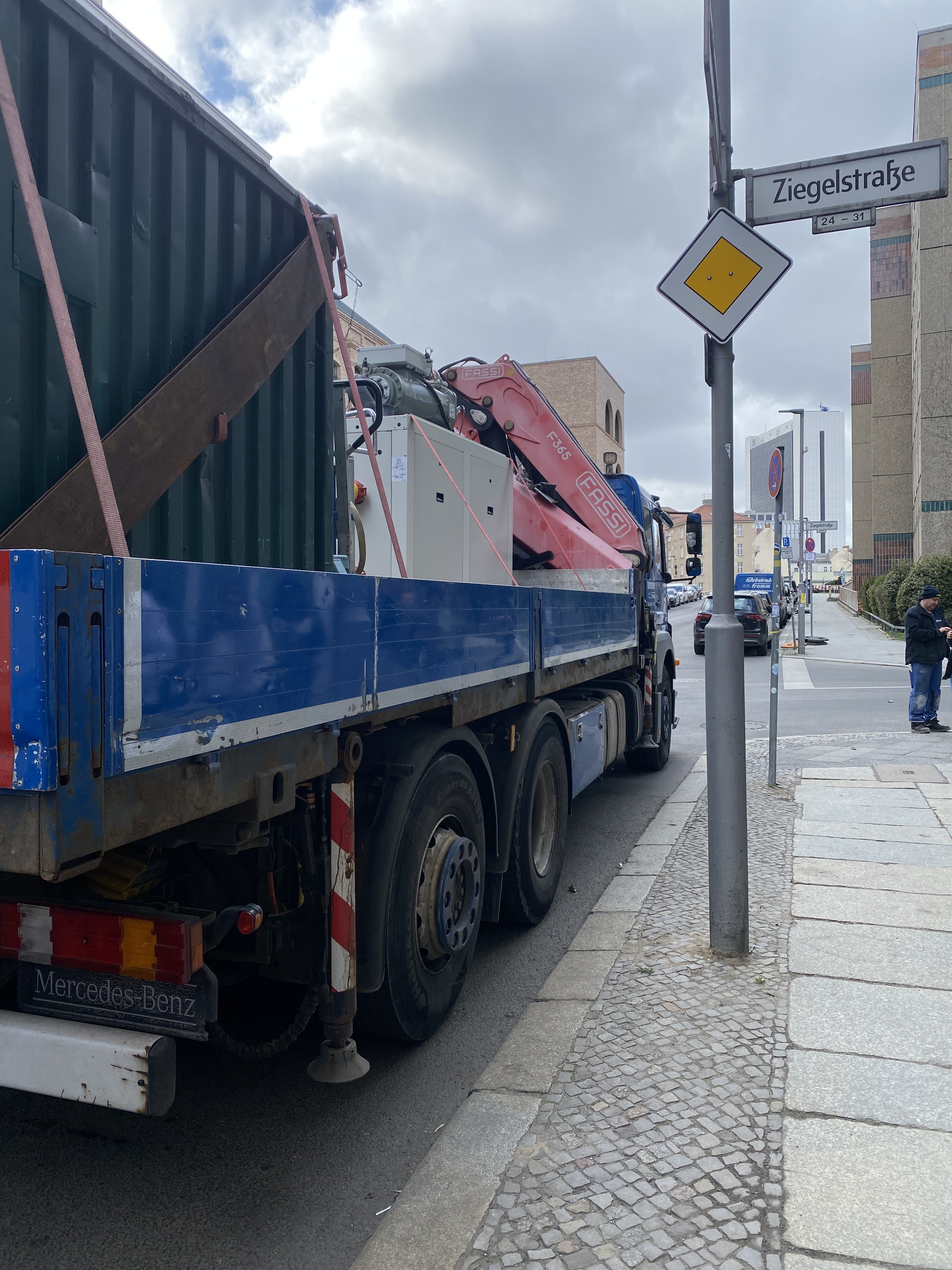 Im Wohn- und Geschäftshaus Ziegelstraße hat Benndorf und Hildebrand die Kältetechnik erneuert. Wegen beengter Platzverhältnisse musste die Trane RTSF Kältemaschine zerlegt eingebracht werden.