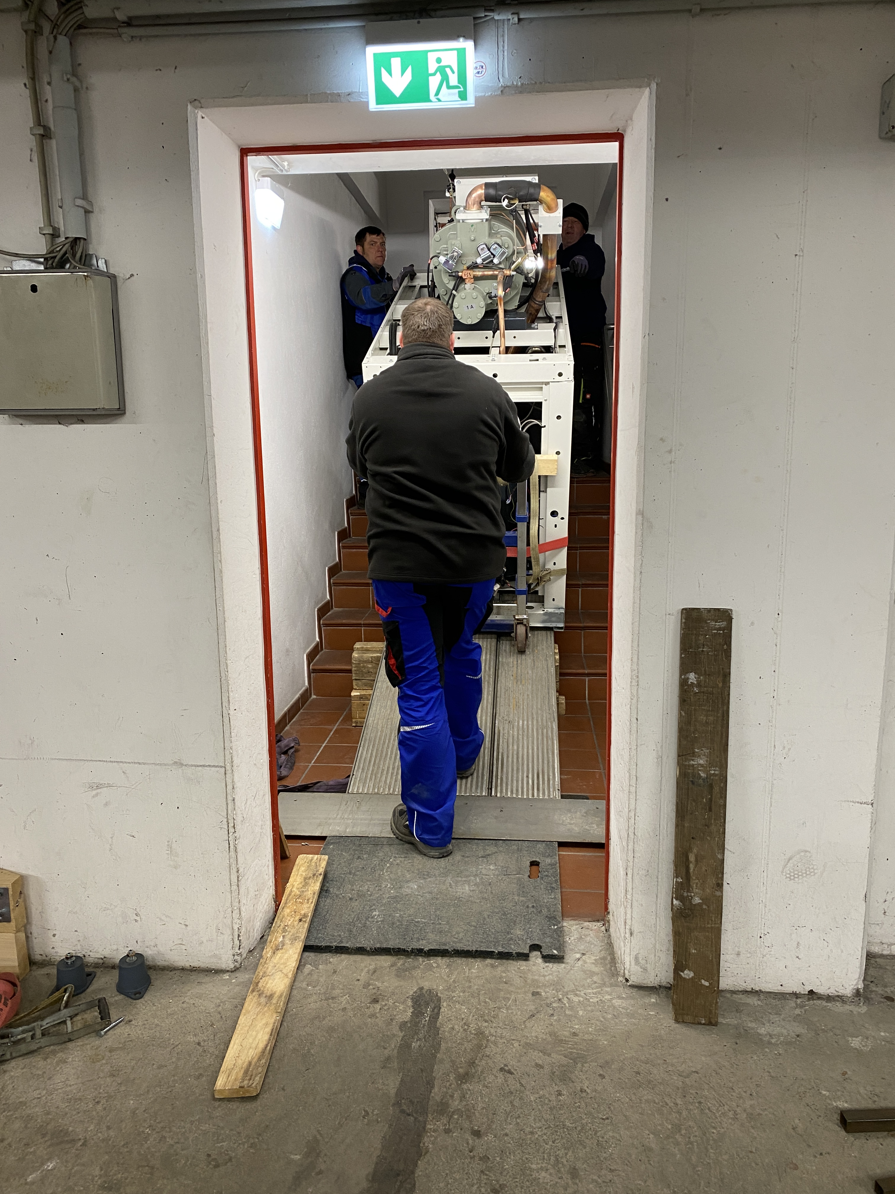 Im Wohn- und Geschäftshaus Ziegelstraße hat Benndorf und Hildebrand die Kältetechnik erneuert. Wegen beengter Platzverhältnisse musste die Trane RTSF Kältemaschine zerlegt eingebracht werden.