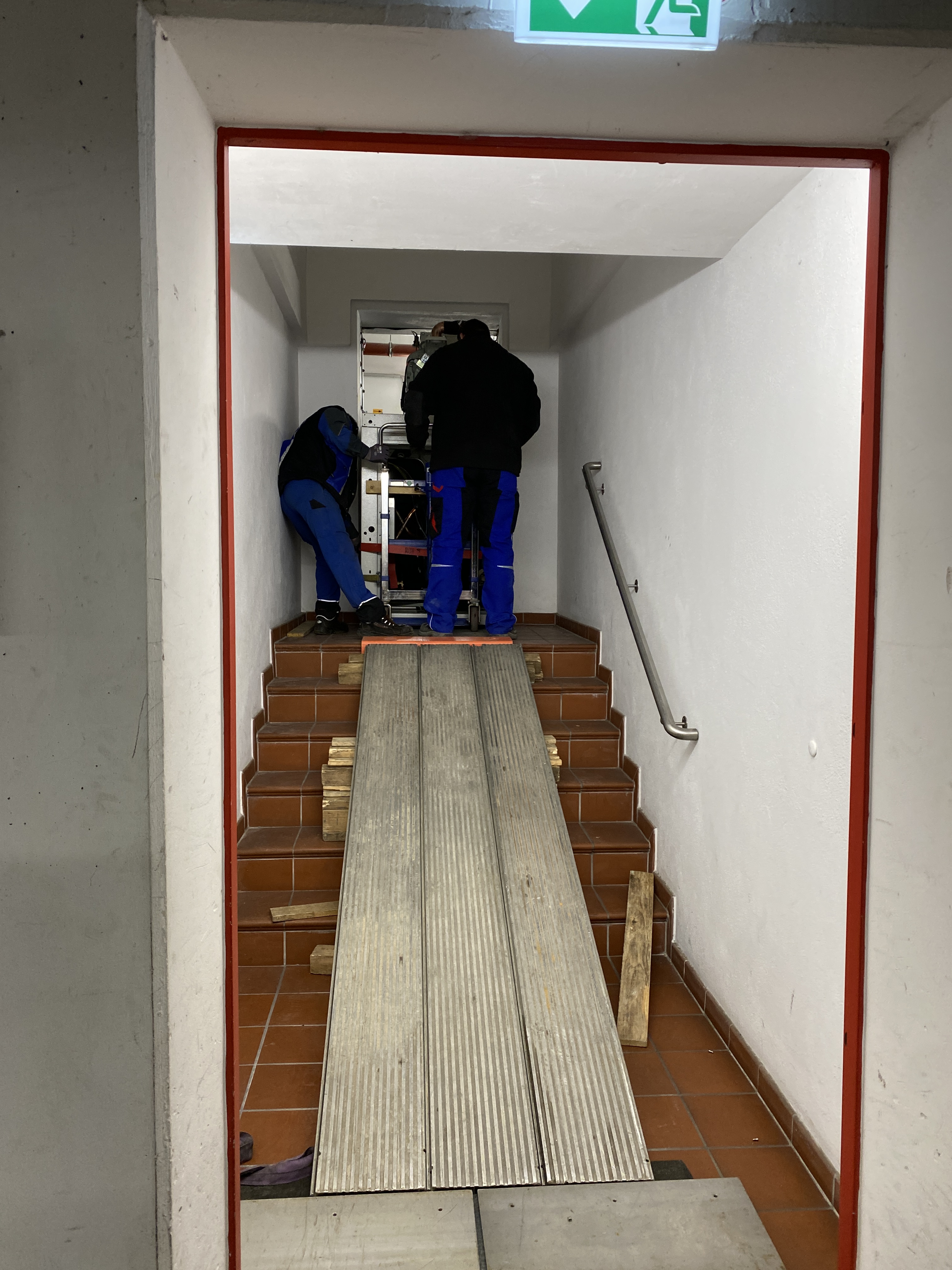 Im Wohn- und Geschäftshaus Ziegelstraße hat Benndorf und Hildebrand die Kältetechnik erneuert. Wegen beengter Platzverhältnisse musste die Trane RTSF Kältemaschine zerlegt eingebracht werden.