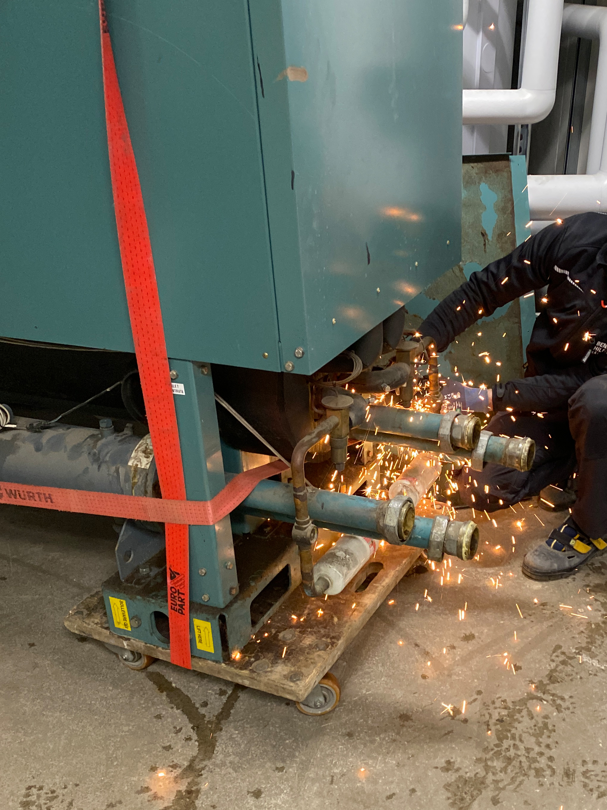 Im Wohn- und Geschäftshaus Ziegelstraße hat Benndorf und Hildebrand die Kältetechnik erneuert. Wegen beengter Platzverhältnisse musste die Trane RTSF Kältemaschine zerlegt eingebracht werden.