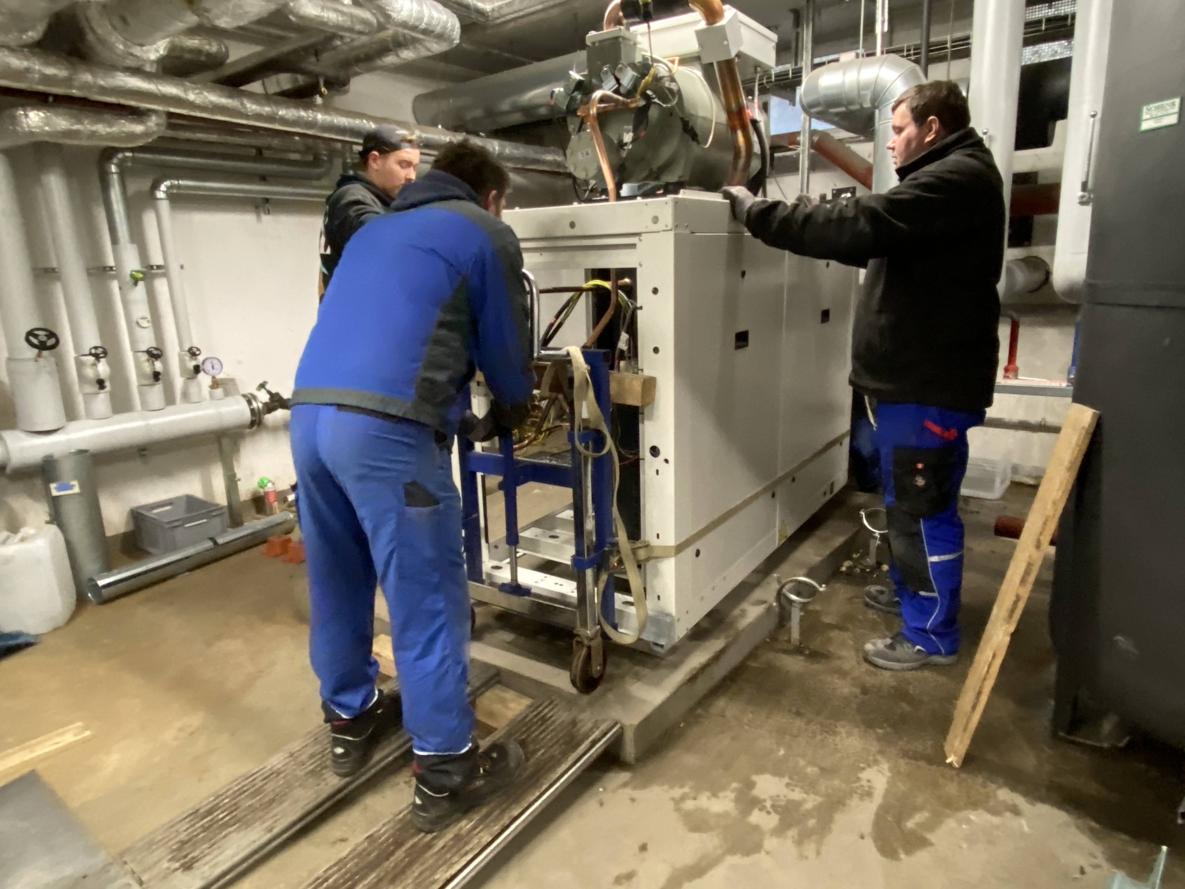 Im Wohn- und Geschäftshaus Ziegelstraße hat Benndorf und Hildebrand die Kältetechnik erneuert. Wegen beengter Platzverhältnisse musste die Trane RTSF Kältemaschine zerlegt eingebracht werden.