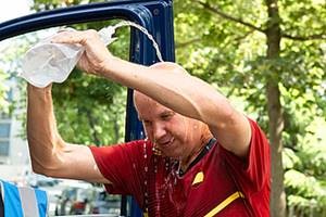 Die Berliner Stadtmission bietet obdachlosen Menschen nicht nur Hilfe mit ihrem Kältebus, sondern unterstützt auch im Sommer bei großer Hitze.