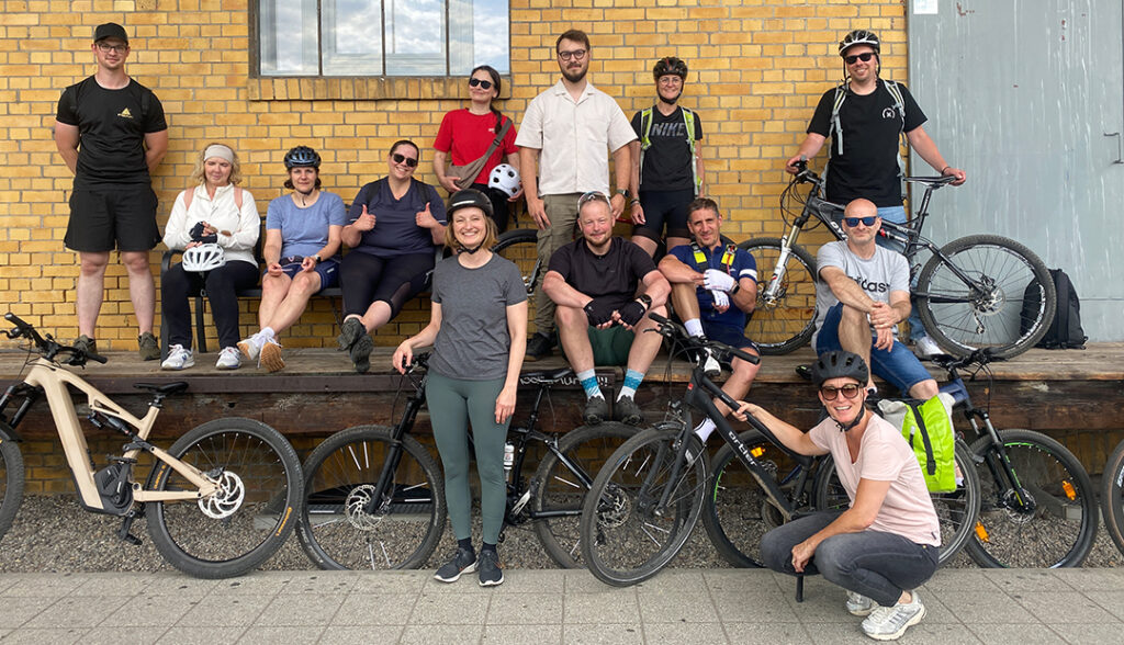 Benndorf und Hildebrand fördert die Gesundheit und Fitness seiner Mitarbeitenden durch gemeinsame Fahrradtouren, Stadtradeln und ein Fahrradleasing-Programm.