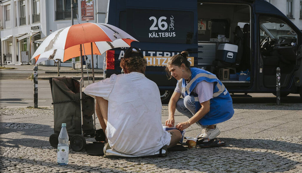 Die Berliner Stadtmission bietet obdachlosen Menschen nicht nur Hilfe mit ihrem Kältebus, sondern unterstützt auch im Sommer bei großer Hitze.