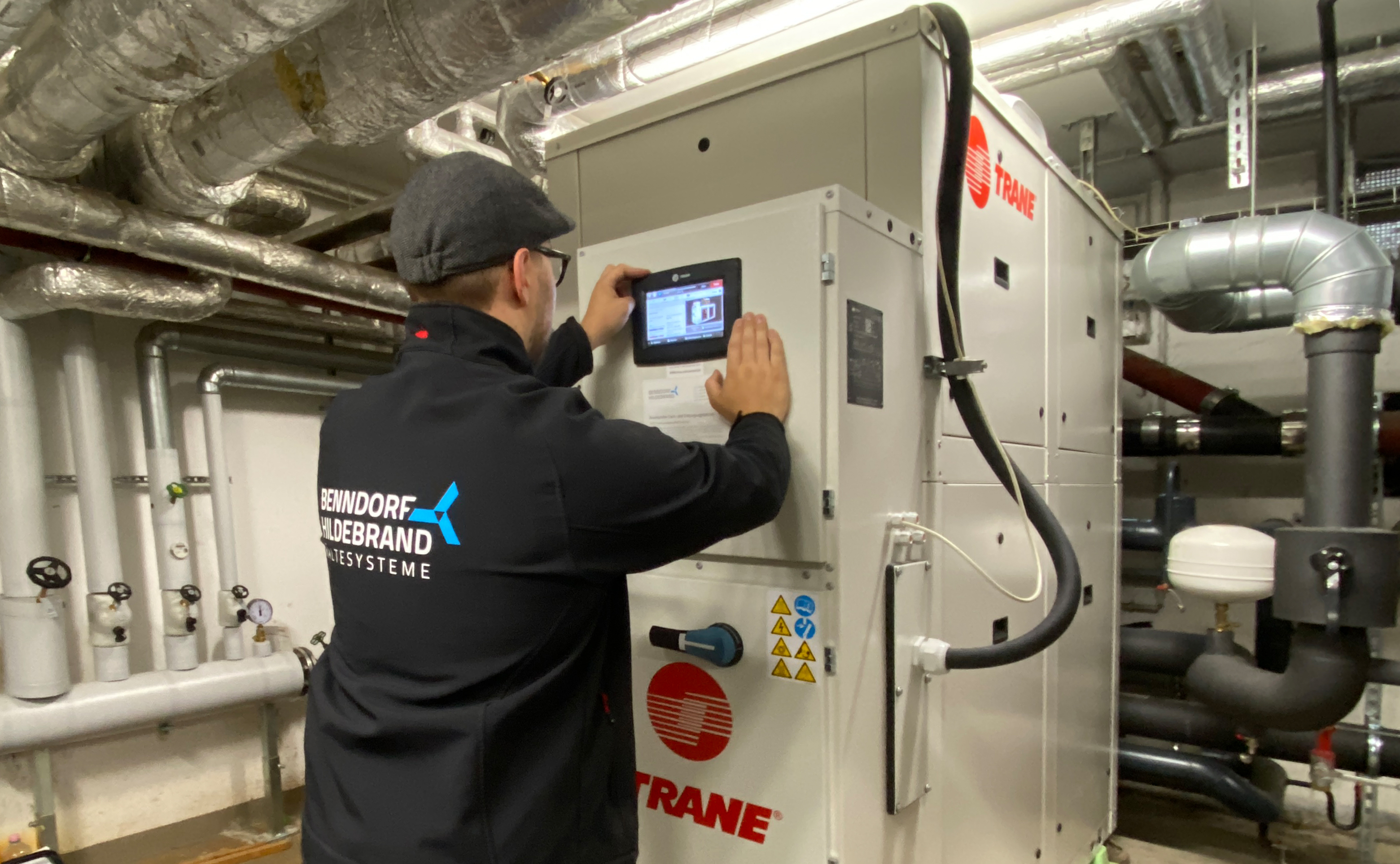 Im Wohn- und Geschäftshaus Ziegelstraße hat Benndorf und Hildebrand die Kältetechnik erneuert. Wegen beengter Platzverhältnisse musste die Trane RTSF Kältemaschine zerlegt eingebracht werden.