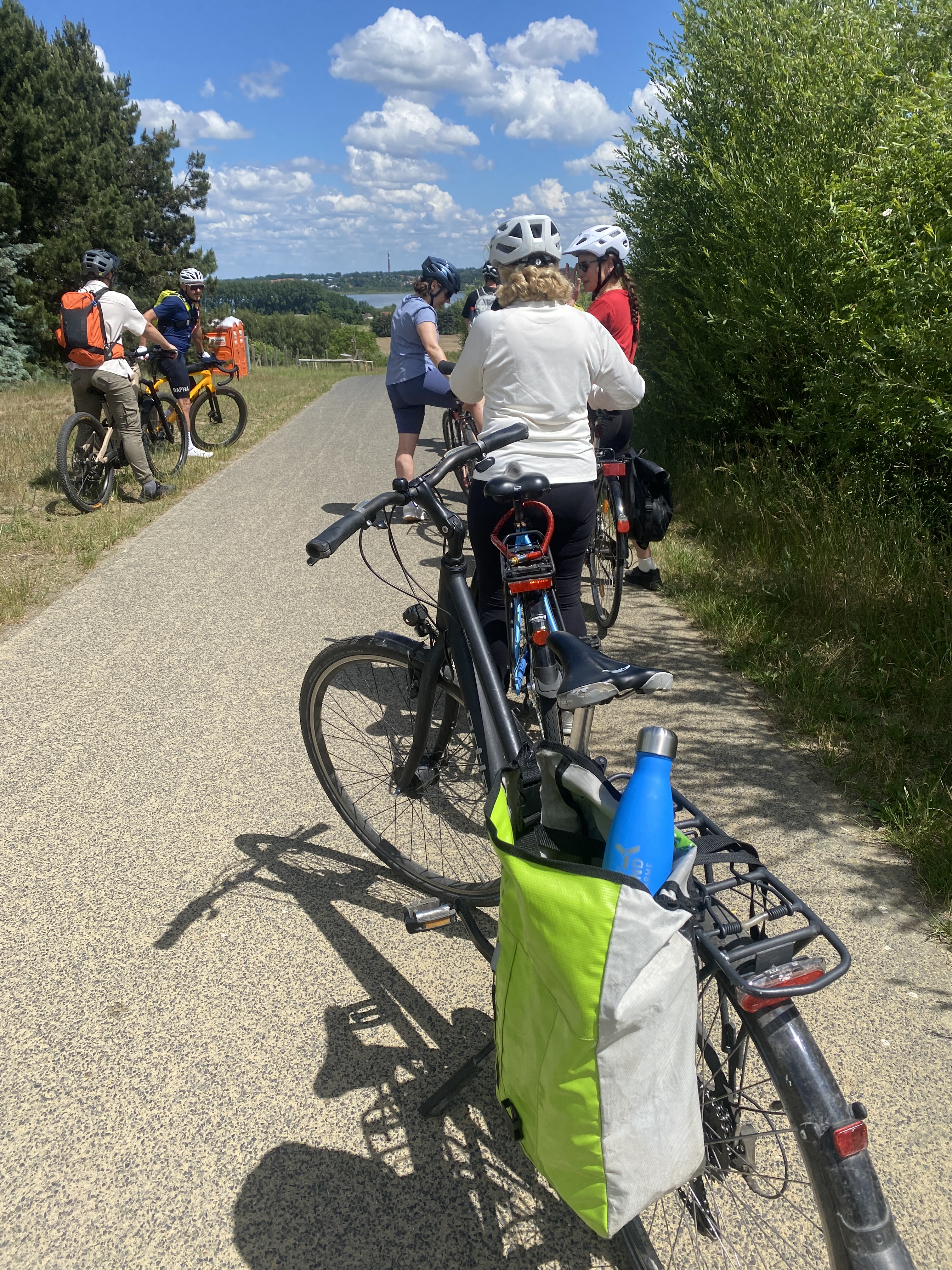 Benndorf und Hildebrand fördert die Gesundheit und Fitness seiner Mitarbeitenden durch gemeinsame Fahrradtouren, Stadtradeln und ein Fahrradleasing-Programm.