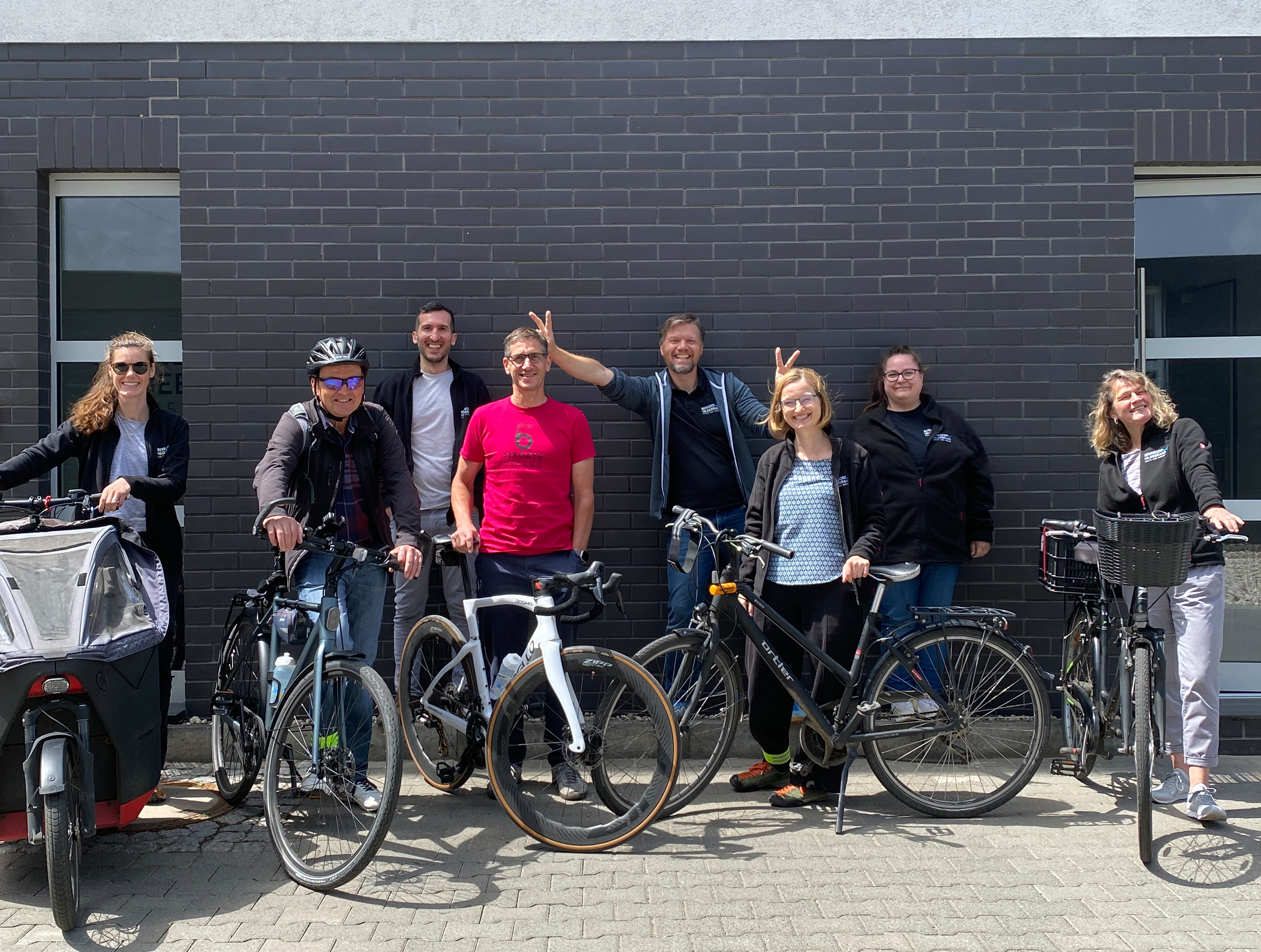 Benndorf und Hildebrand fördert die Gesundheit und Fitness seiner Mitarbeitenden durch gemeinsame Fahrradtouren, Stadtradeln und ein Fahrradleasing-Programm.