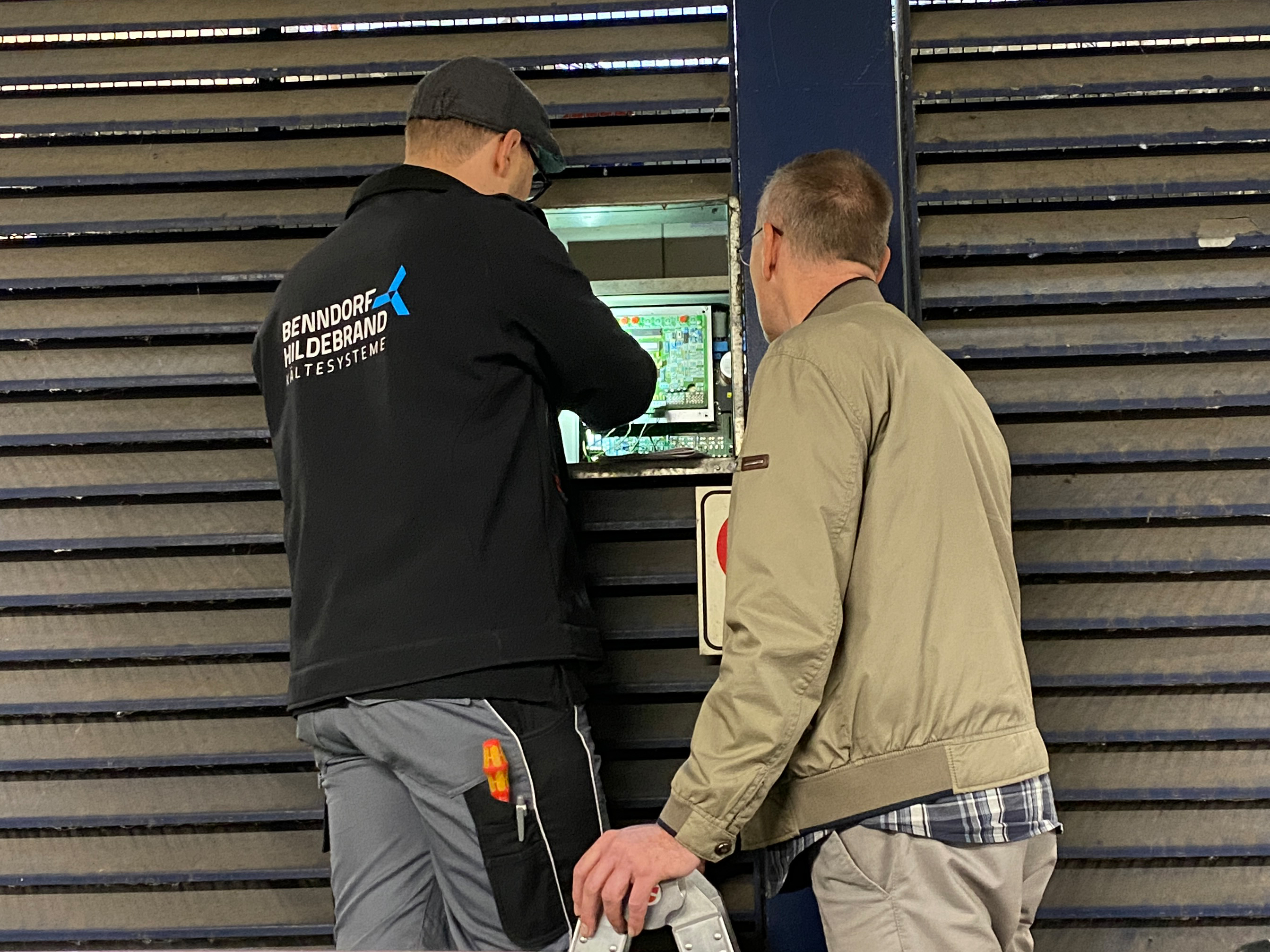 Im Wohn- und Geschäftshaus Ziegelstraße hat Benndorf und Hildebrand die Kältetechnik erneuert. Wegen beengter Platzverhältnisse musste die Trane RTSF Kältemaschine zerlegt eingebracht werden.
