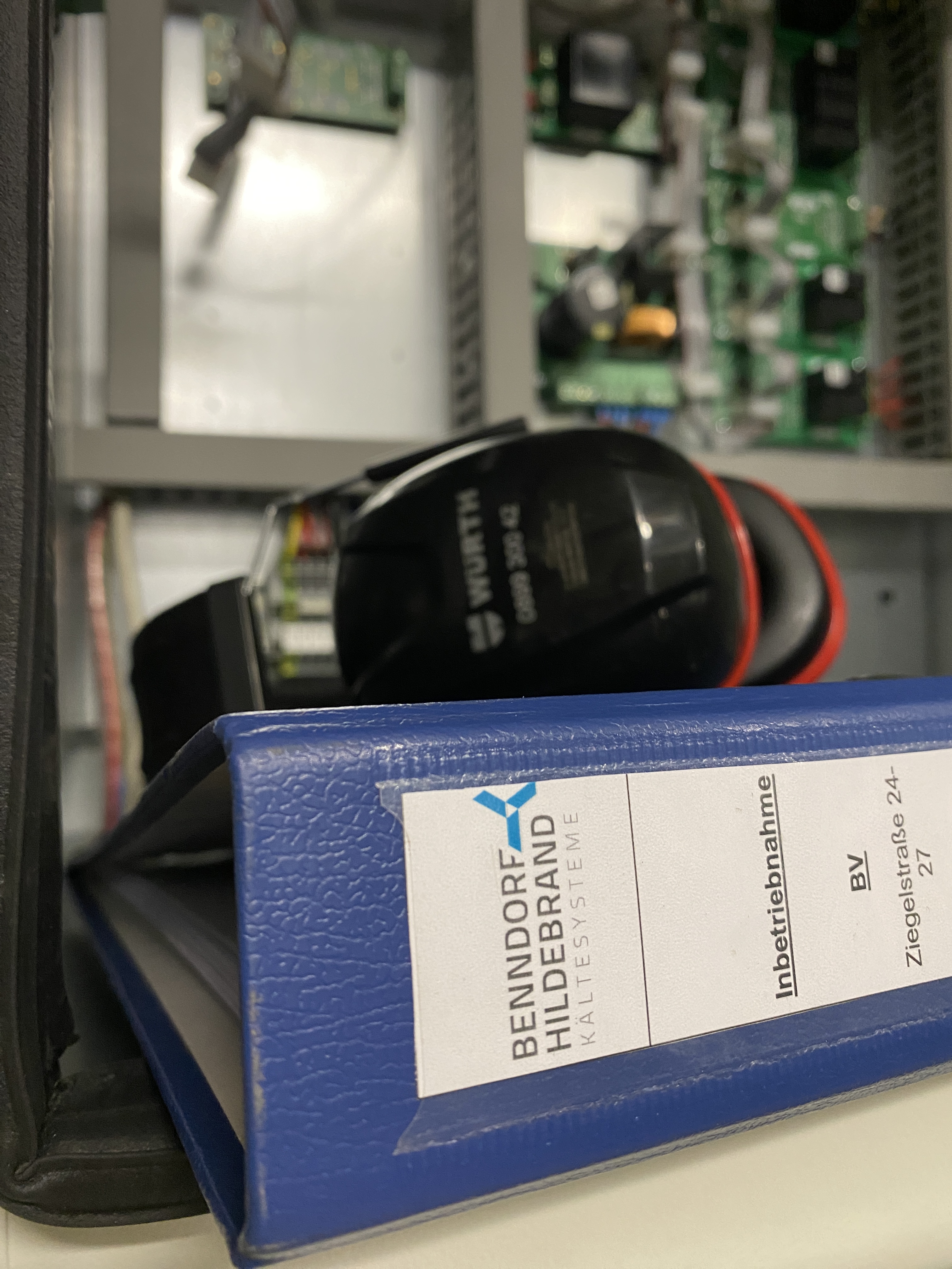 Im Wohn- und Geschäftshaus Ziegelstraße hat Benndorf und Hildebrand die Kältetechnik erneuert. Wegen beengter Platzverhältnisse musste die Trane RTSF Kältemaschine zerlegt eingebracht werden.