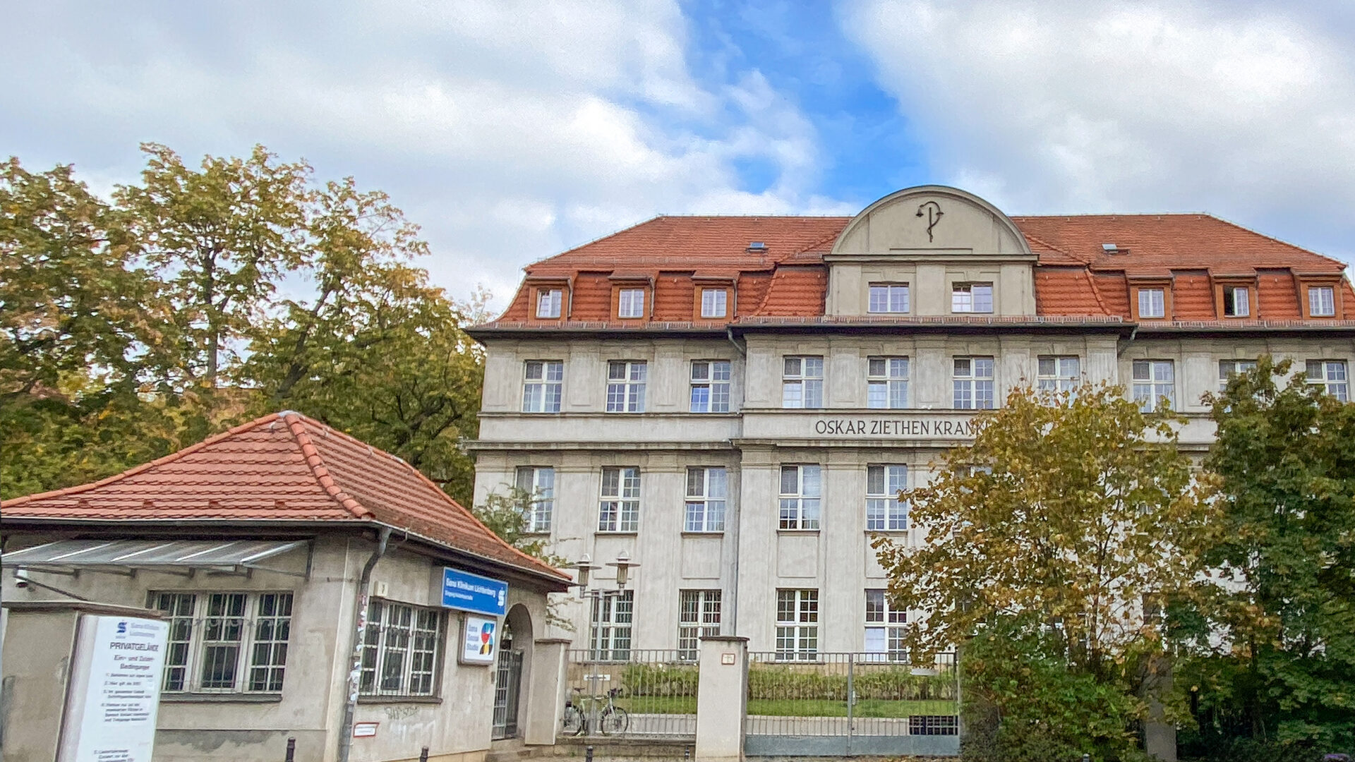 Austausch zweier Rückkühler auf dem Sana Klinikum Lichtenberg. Von Benndorf und Hildebrand wurden zwei Adiabatik-Geräte JGCDS von Cabero installiert.