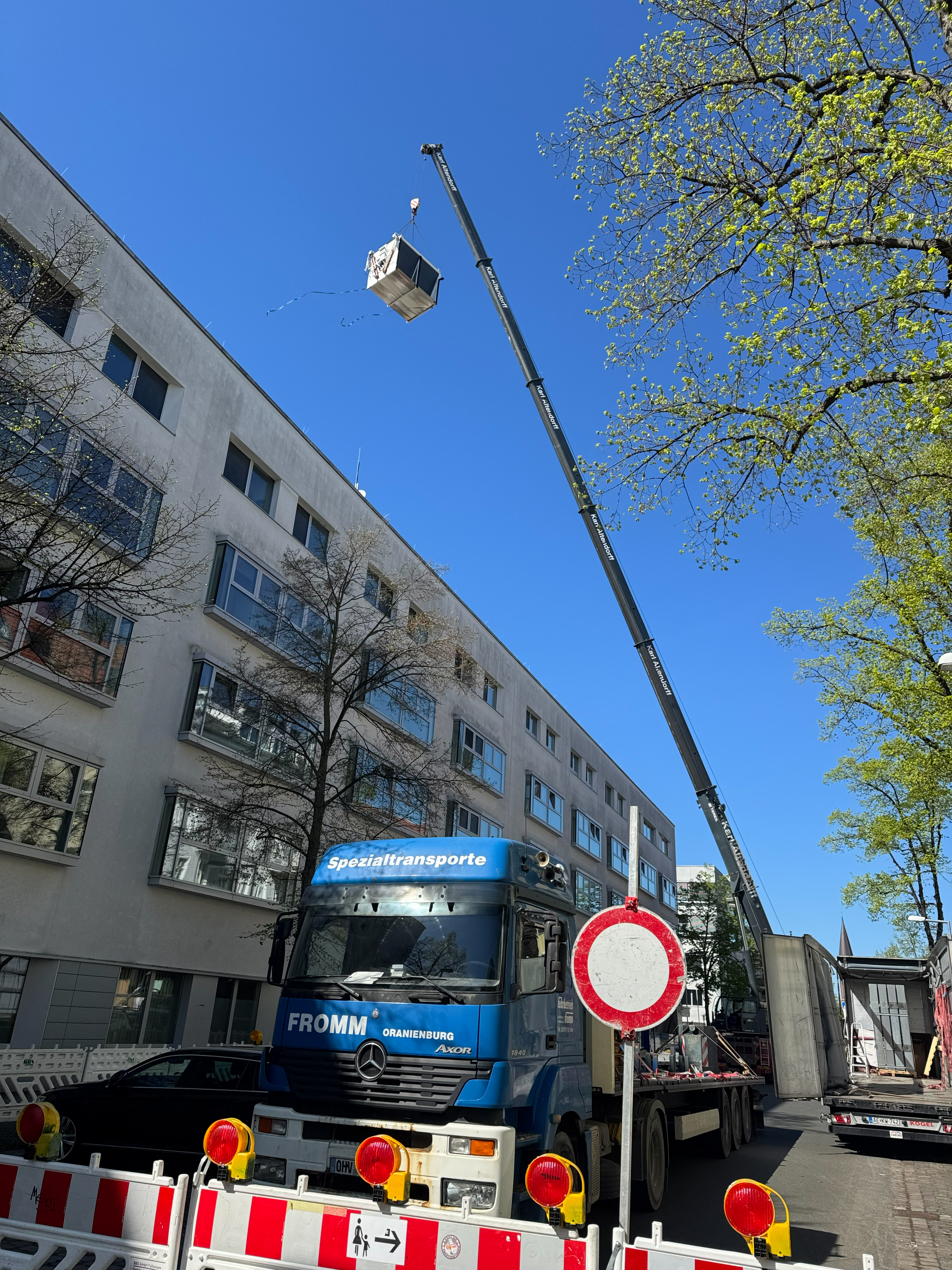 Austausch zweier Rückkühler auf dem Sana Klinikum Lichtenberg. Von Benndorf und Hildebrand wurden zwei Adiabatik-Geräte JGCDS von Cabero installiert.