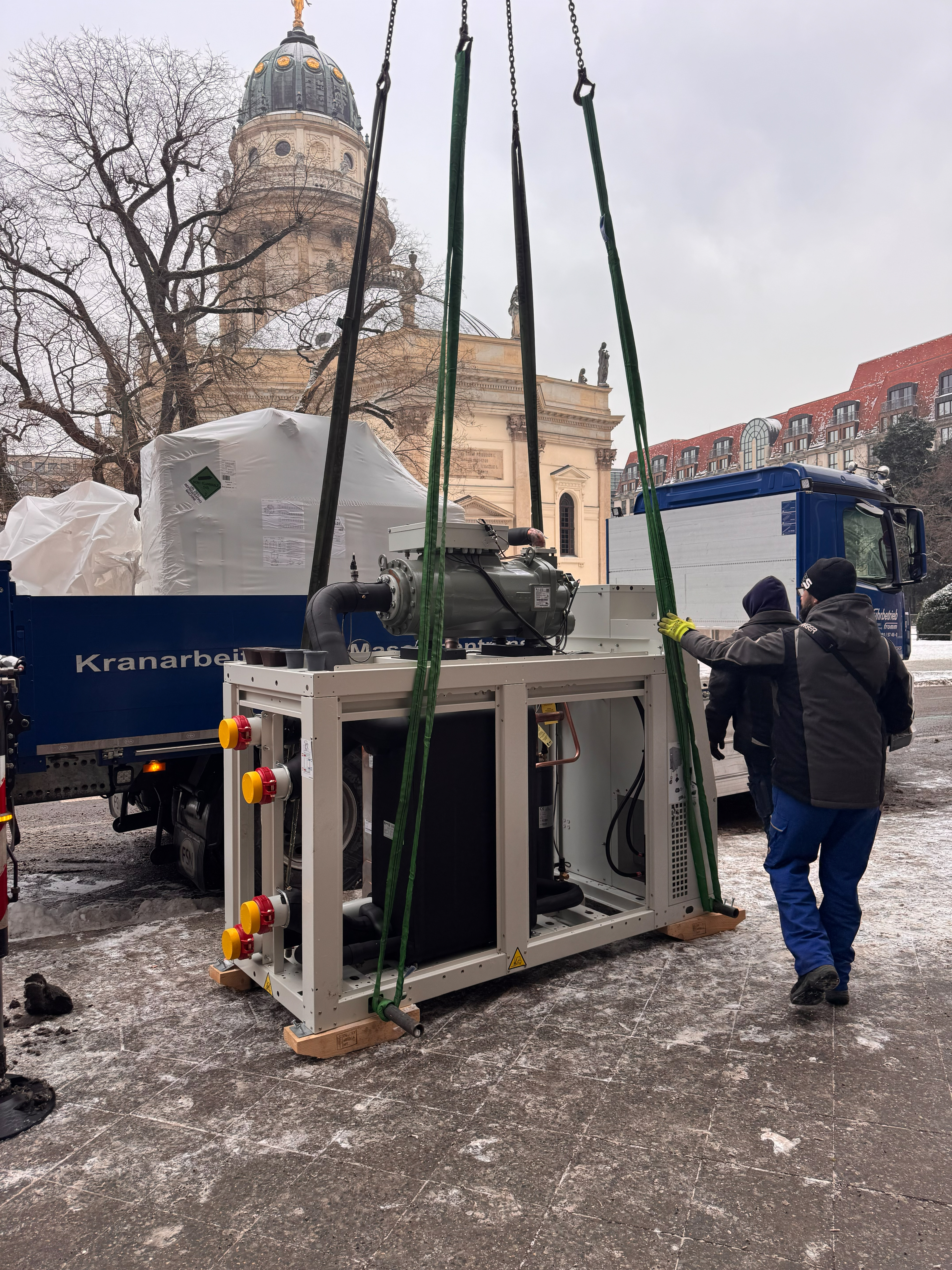 Erst gab es bei Holmes Place Mitte von Benndorf und Hildebrand Mietkälte zur Überbrückung, später zwei neue RTSF-Kältemaschinen der Marke Trane.