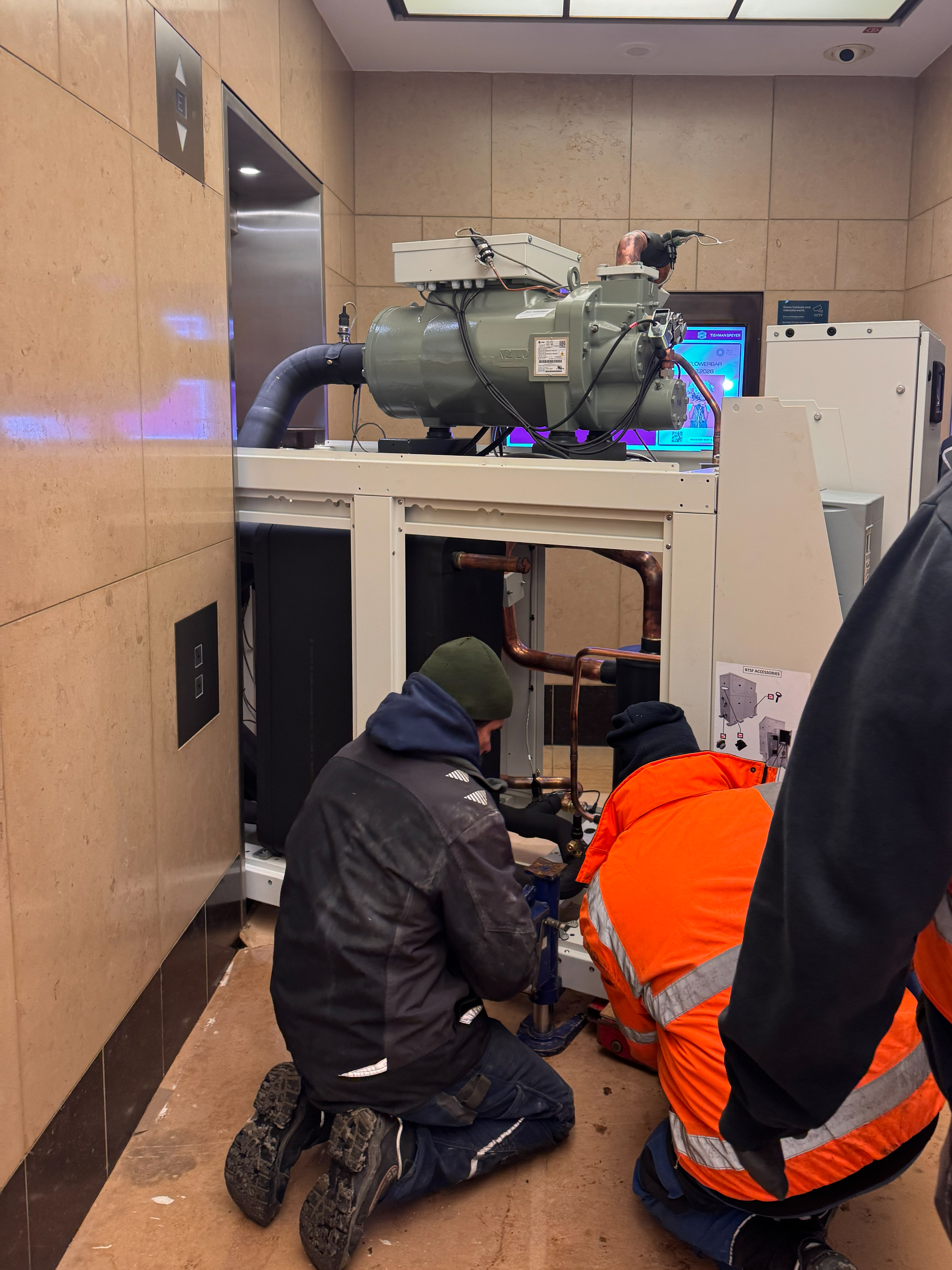 Erst gab es bei Holmes Place Mitte von Benndorf und Hildebrand Mietkälte zur Überbrückung, später zwei neue RTSF-Kältemaschinen der Marke Trane.