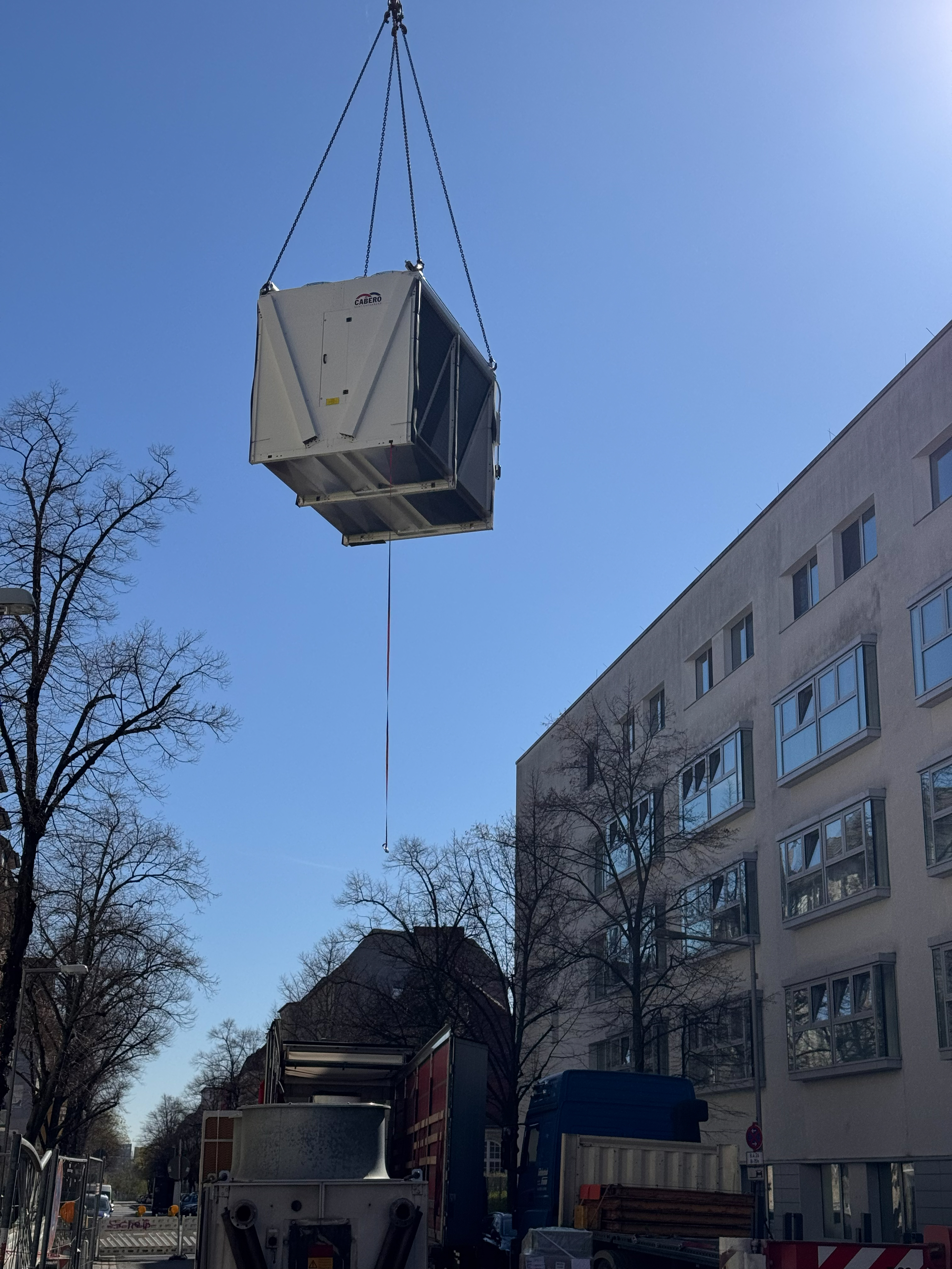 Austausch zweier Rückkühler auf dem Sana Klinikum Lichtenberg. Von Benndorf und Hildebrand wurden zwei Adiabatik-Geräte JGCDS von Cabero installiert.